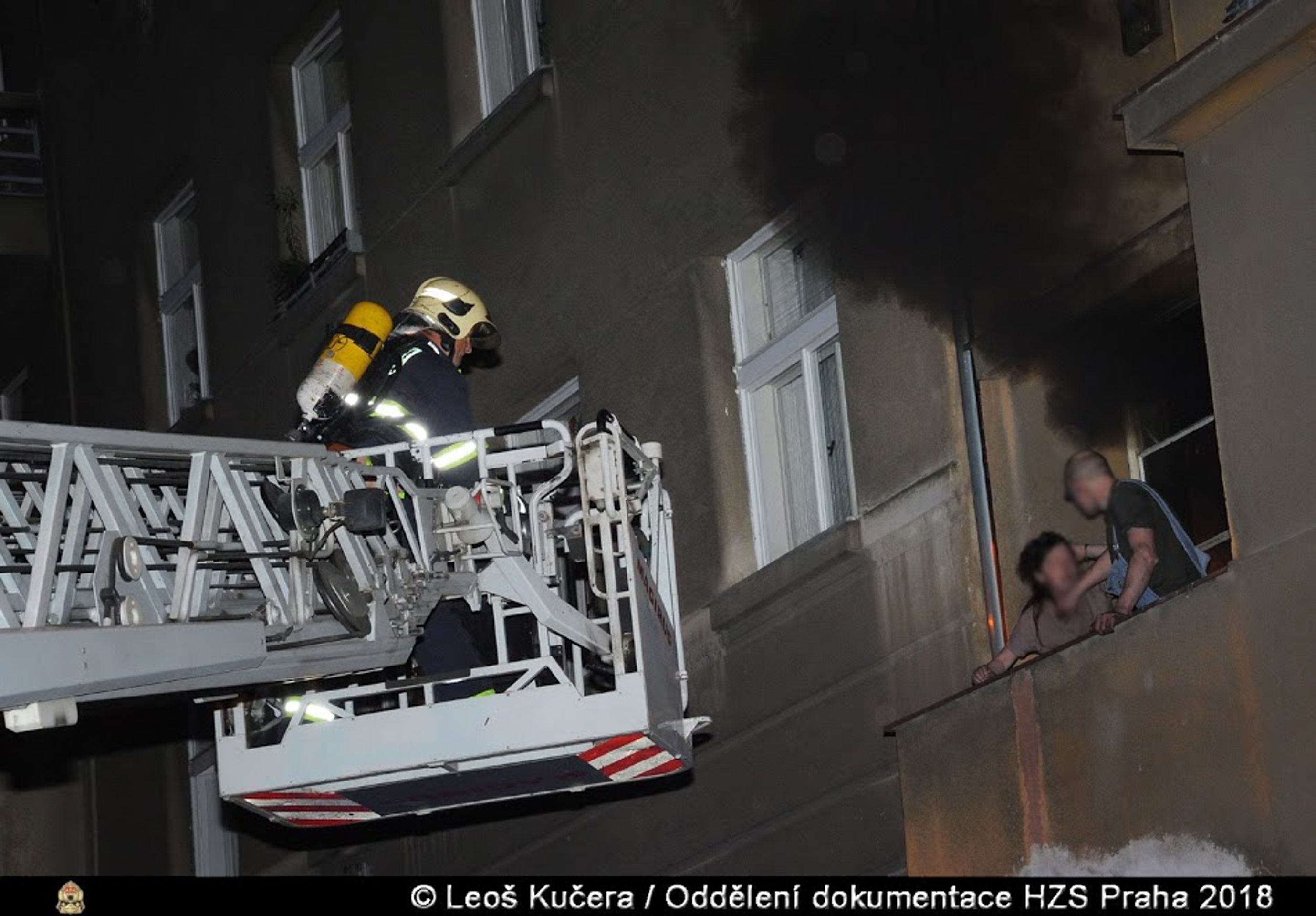 Hasiči museli evakuovat 12 nájemníků, dva plošinou - GALERIE: Požár bytu v Praze (2/4)