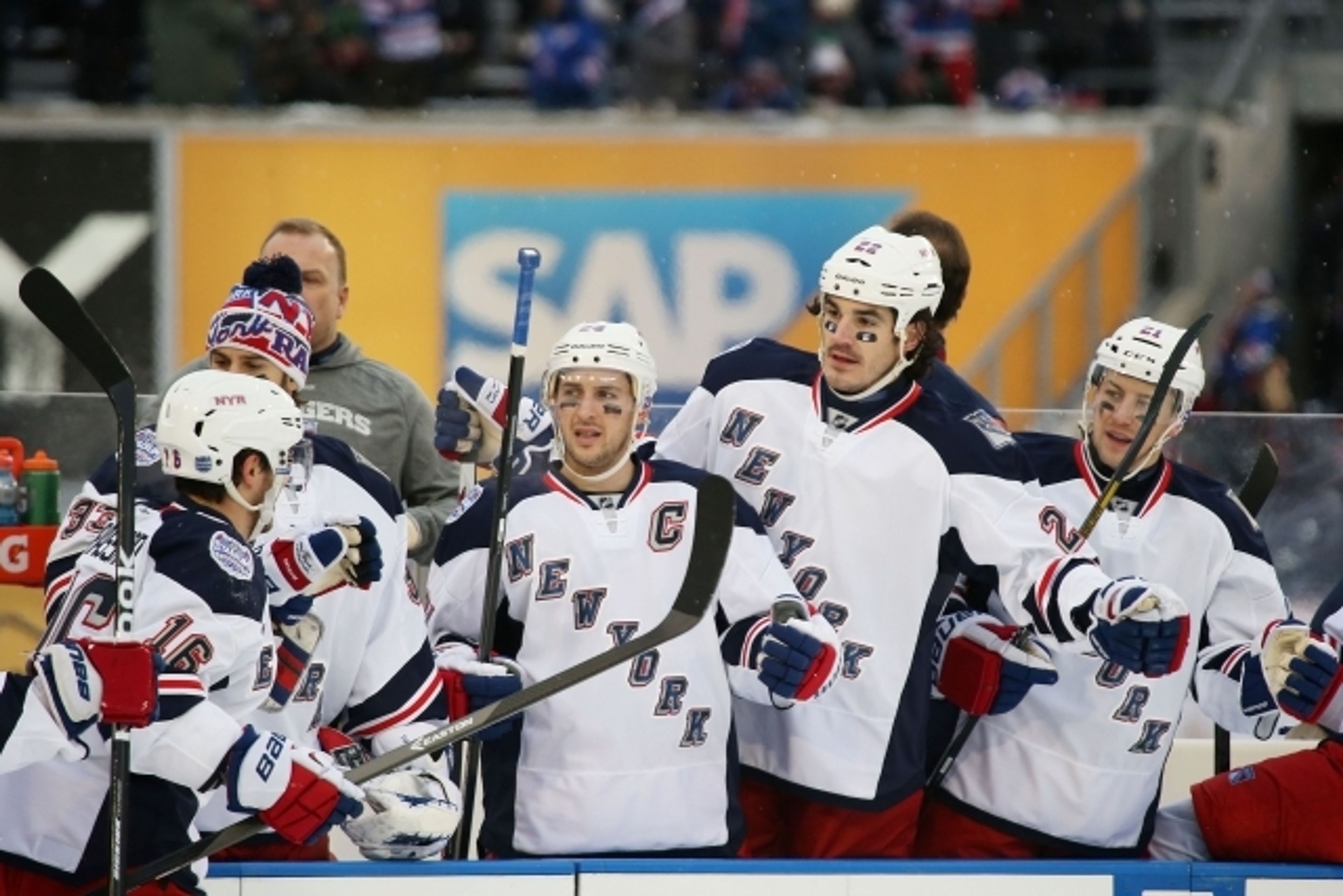 NHL na Yankee Stadium: Devils vs. Rangers - 17 - GALERIE: NHL na stadionu Yankees: Devils - Rangers (18/22)