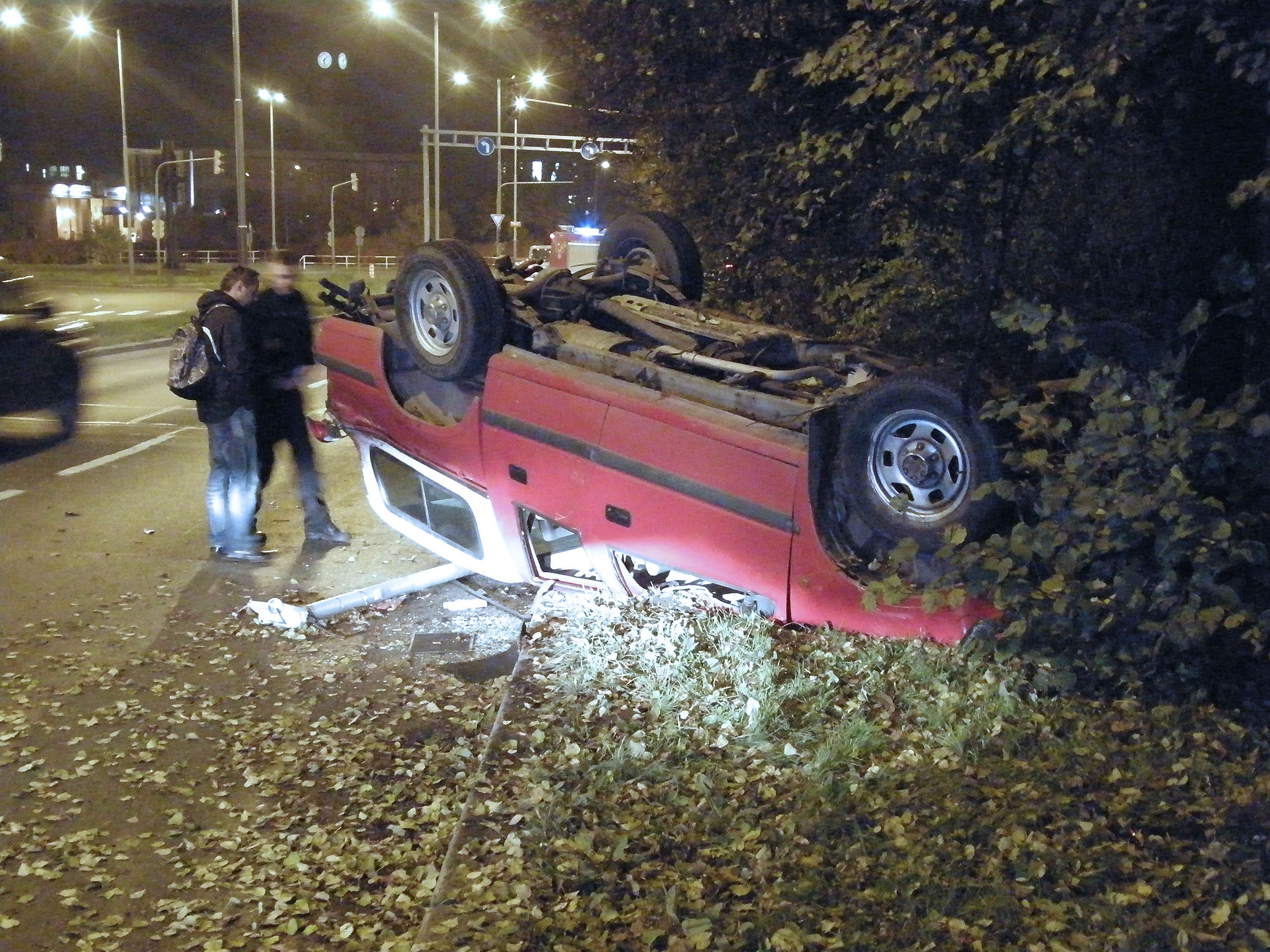 Auto na střeše v pražské Krči - 1 - GALERIE: Auto na střeše v pražské Krči (2/5)