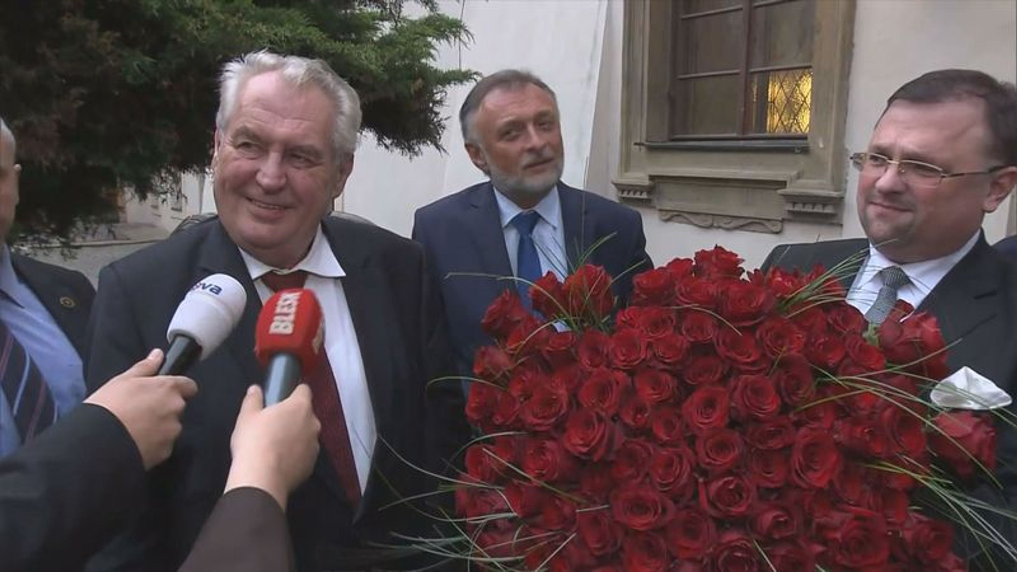 Miloš Zeman a kytice pro Jiřinu Bodalovou - GALERIE: 85. narozeniny Jiřiny Bohdalové (4/21)