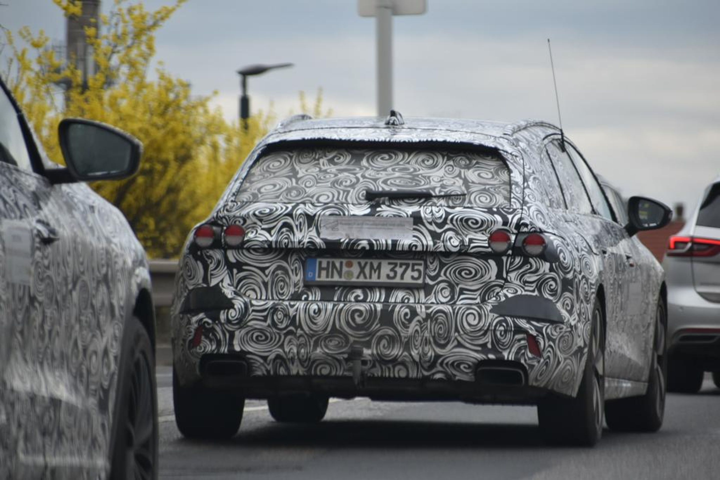 Maskované prototypy Audi A4 Avant a Q6 e-tron v ulicích Prahy - Testování maskovaných novinek od Audi v ulicích Prahy (10/15)