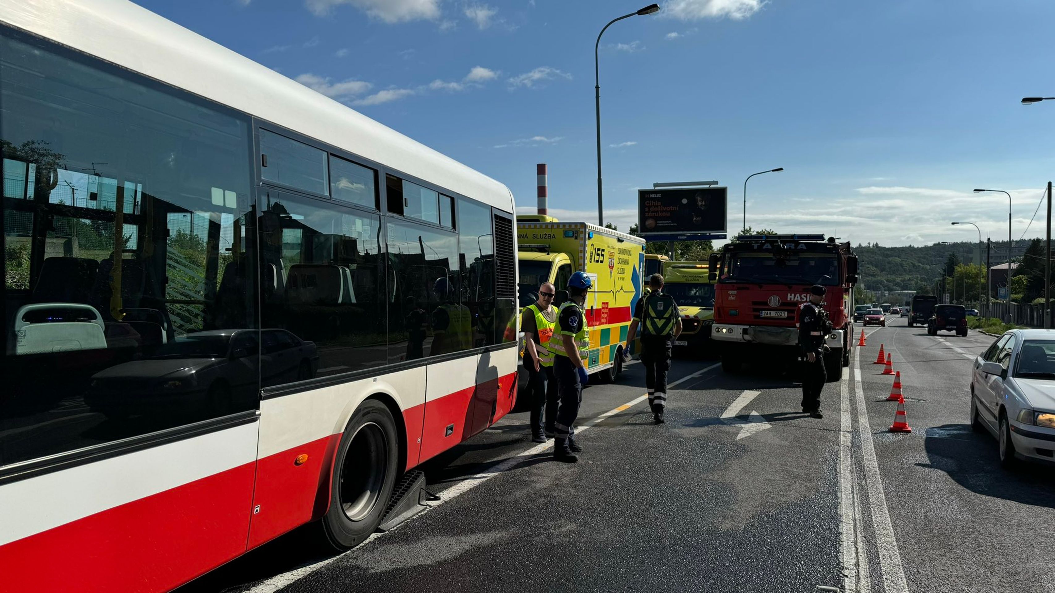 Srážka autobusu s nákladním autem v Praze - Nehoda autobusu v Praze (7/12)