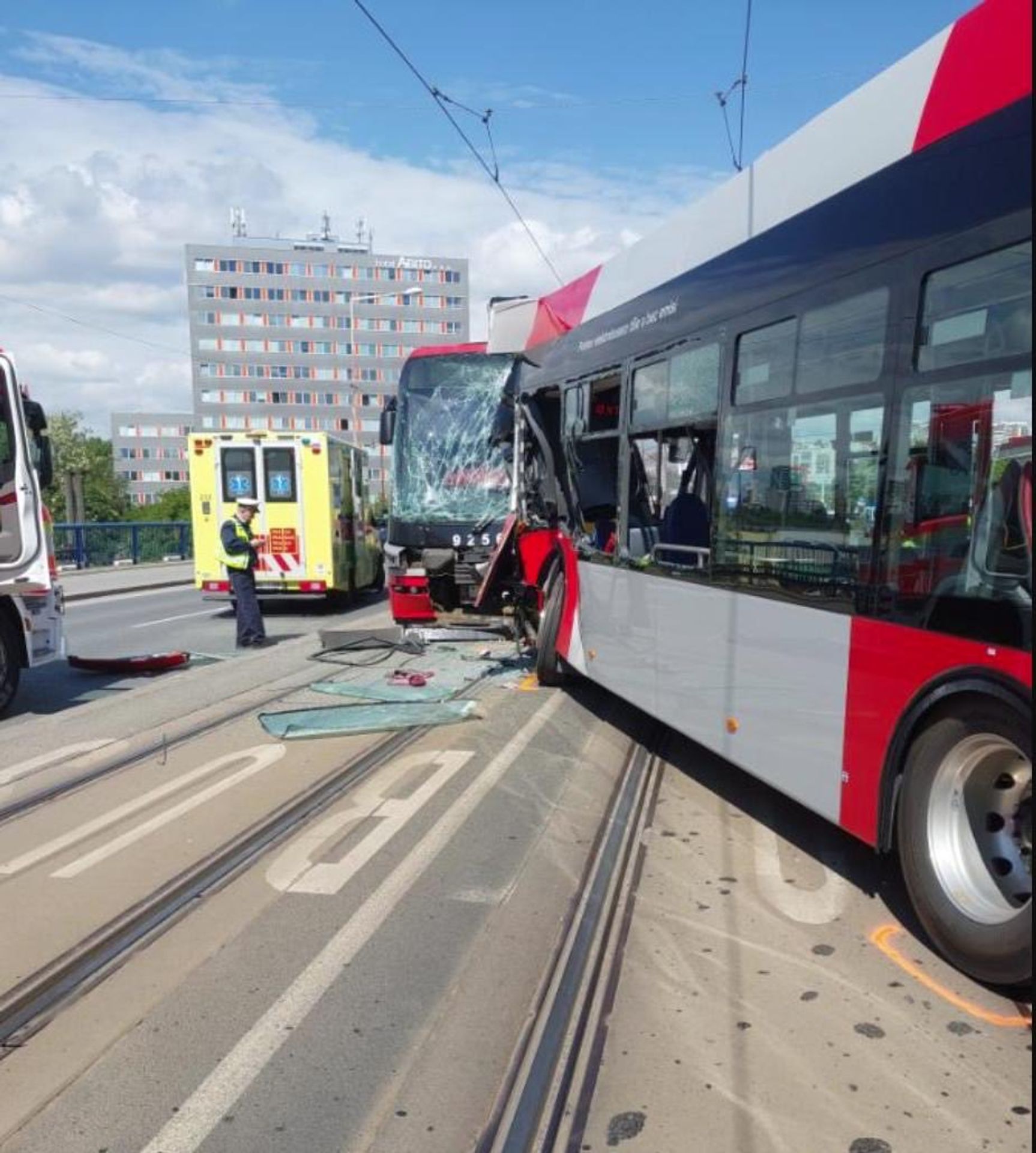 Srážka tramvaje s autobusem - Srážka tramvaje s autobusem (4/12)