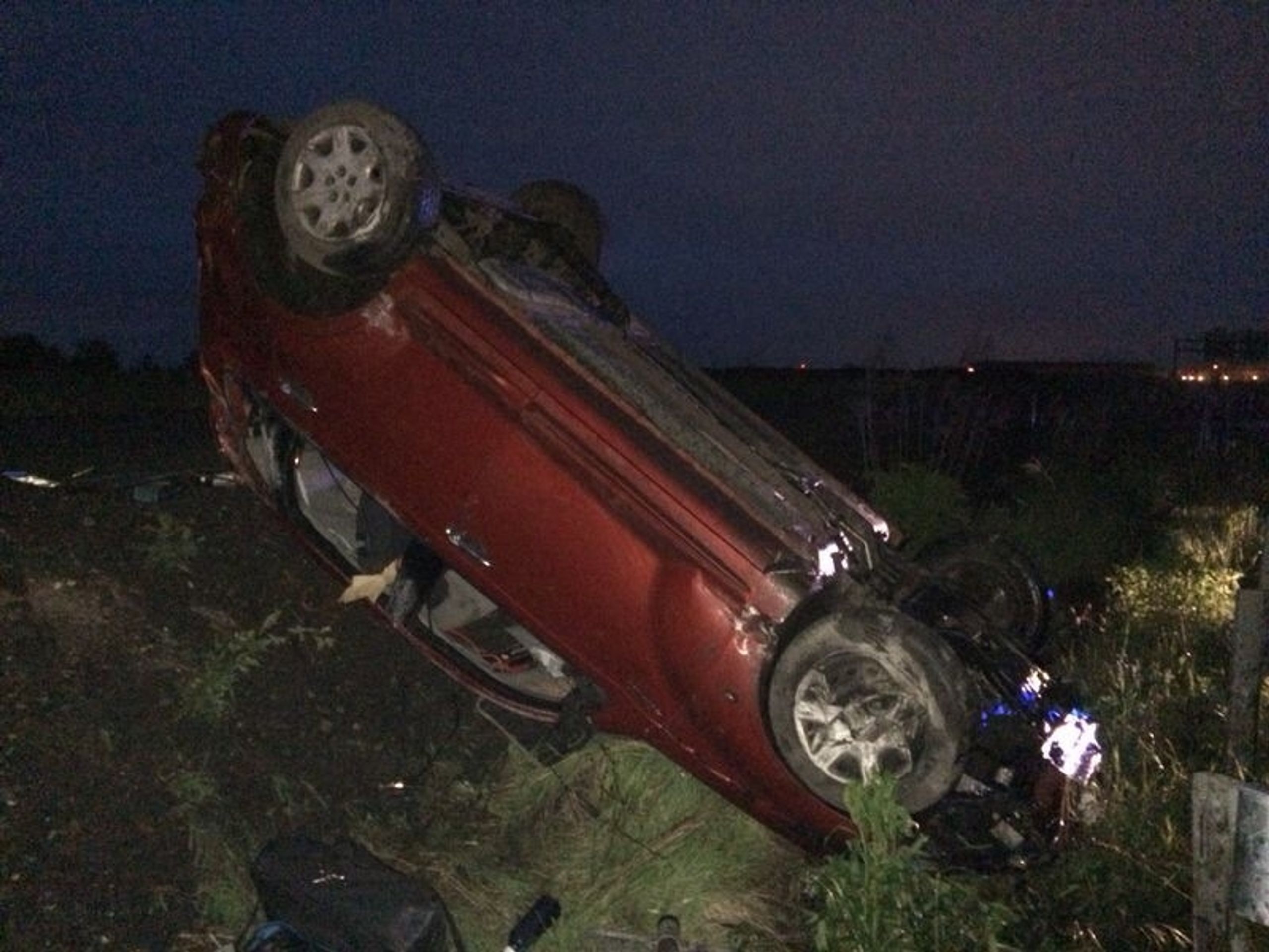 Opilý řidič havaroval v Novopacké ulici - 5 - GALERIE: Opilec vylétl ze silnice a skončil s autem na střeše (2/6)