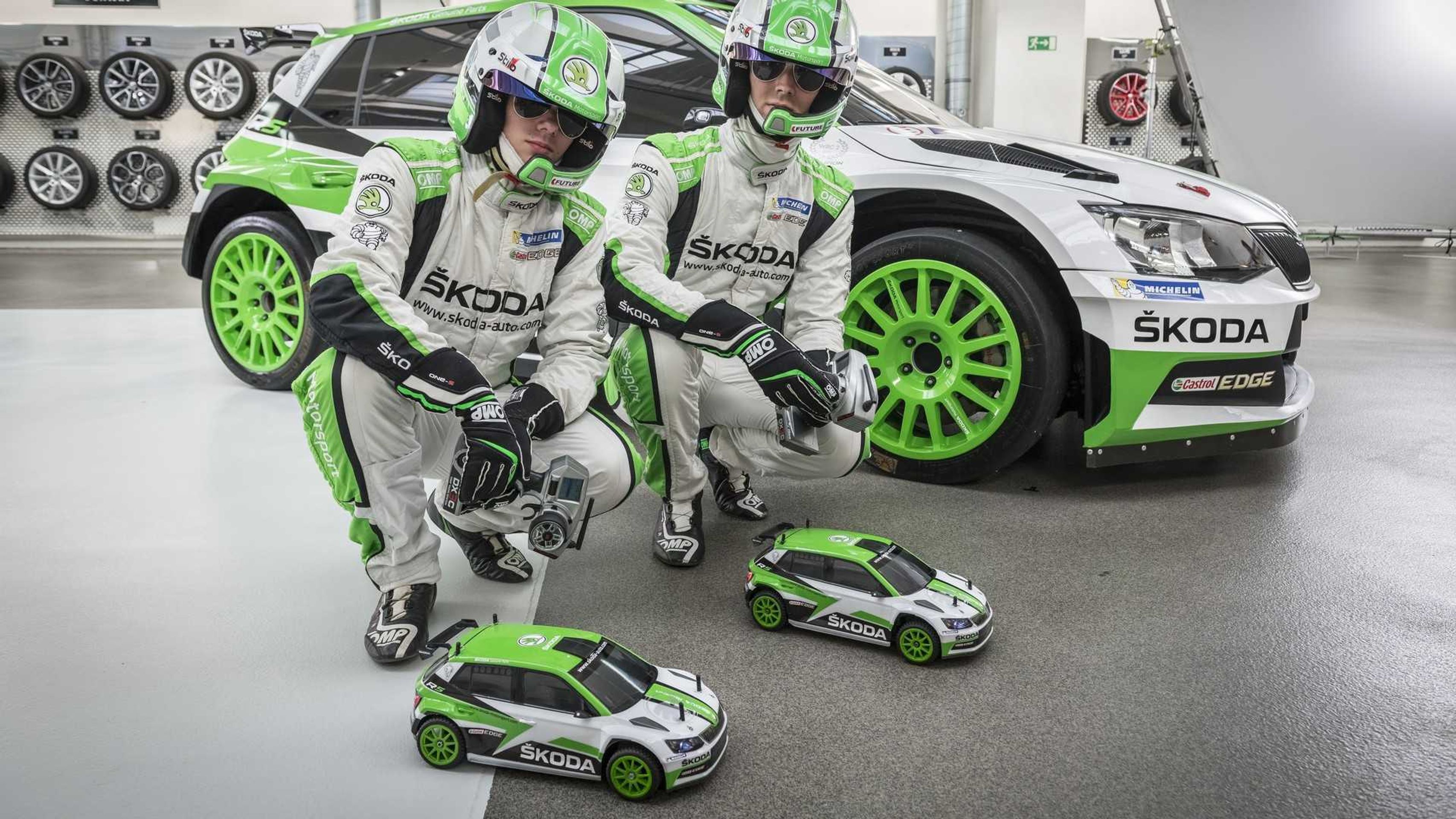 Závodní modely v továrně Škody - 17 - Fotogalerie: Závodní Fabie R5 se prohání továrnou Škody (5/16)