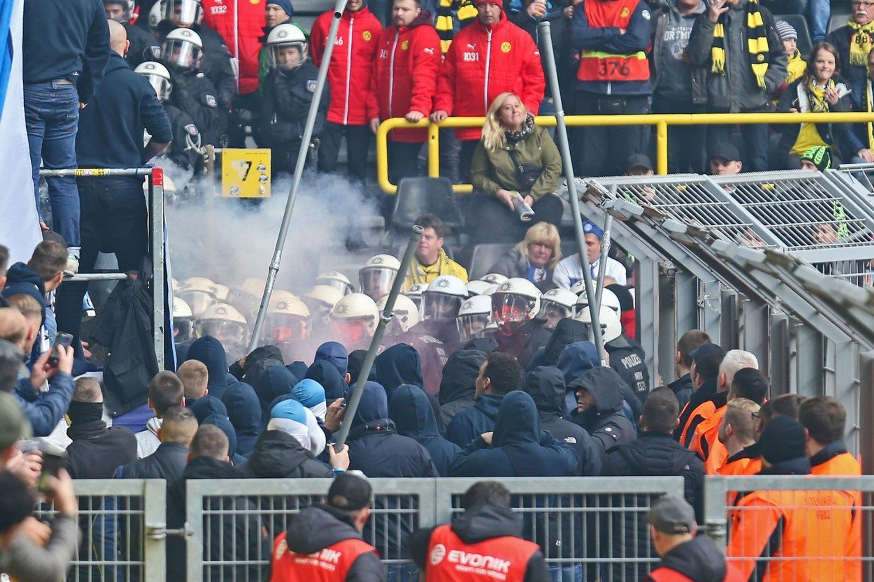Agresivní fanoušci v Dortmundu, pacifikovala je policie - GALERIE: Fanoušci v Dortmundu rozbili záchody (4/4)