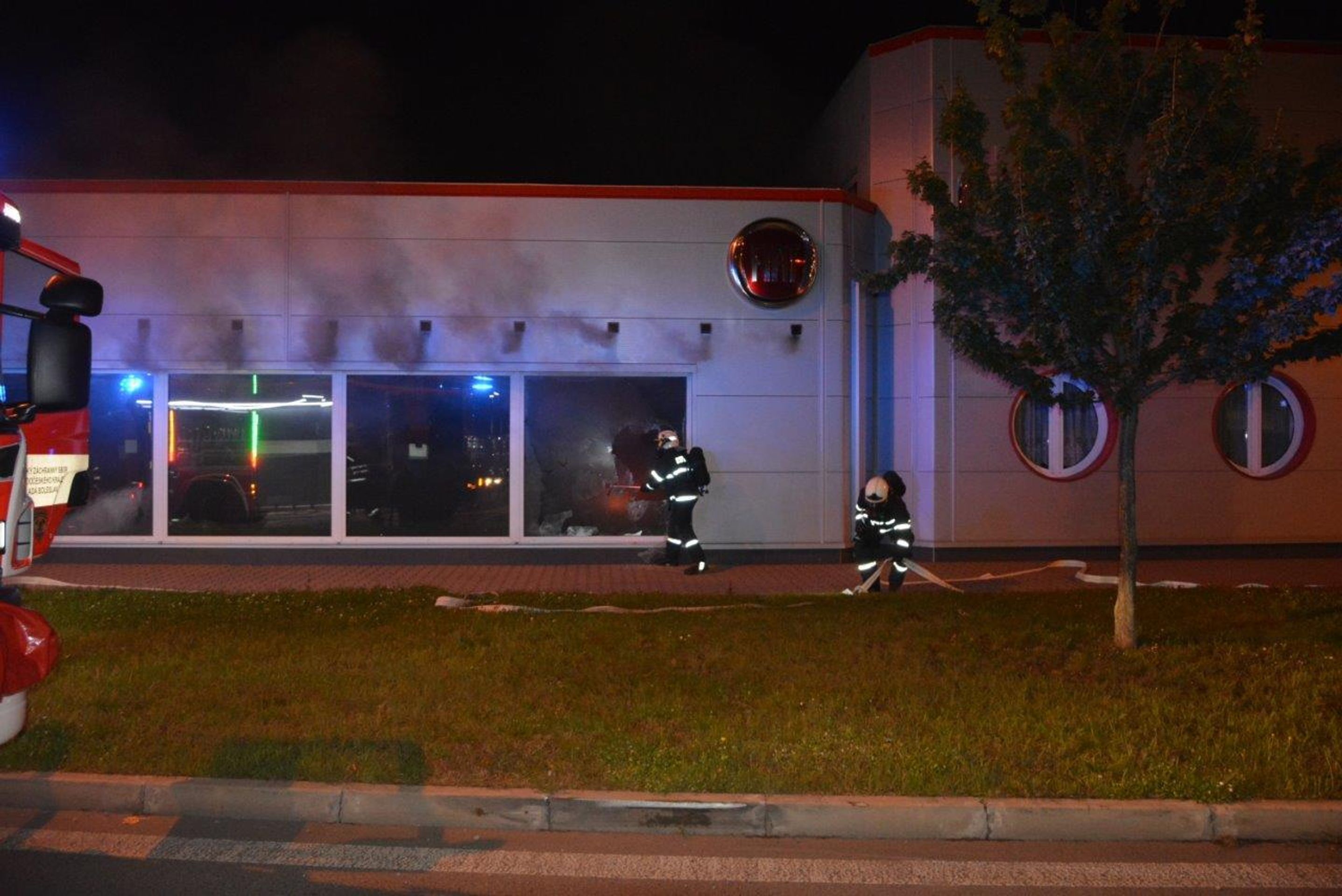 Požár autosalonu v Mladé Boleslavi - 1 - GALERIE: Požár autosalonu v Mladé Boleslavi (11/11)