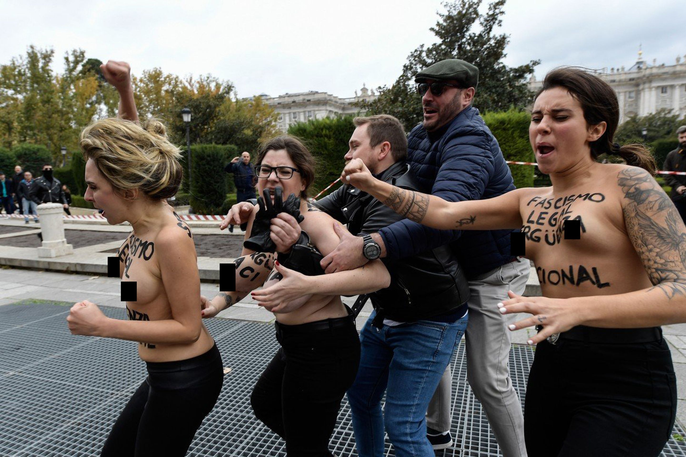 Protest ve Španělsku - 1 - GALERIE: Aktivistky nahoře bez zkopali obdivovatelé diktátora Franka (1/6)