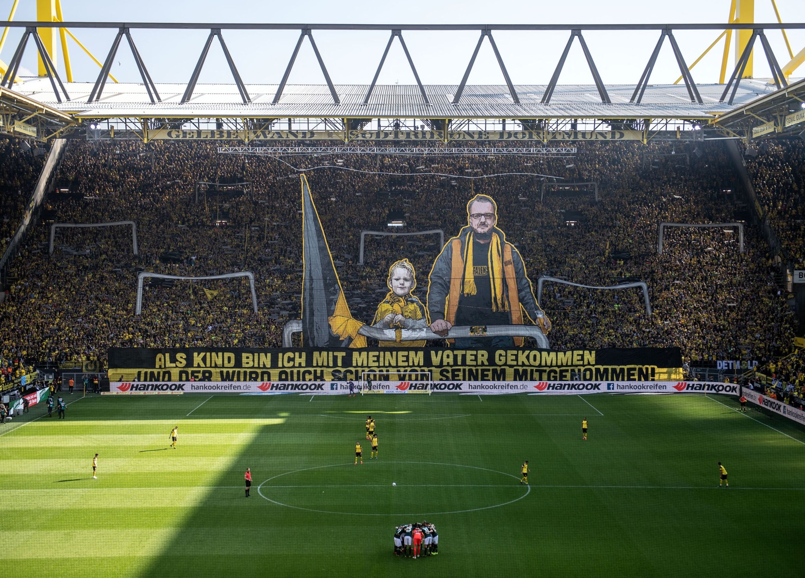 Choreo fanoušků Borussie Dortmund na slavném Signal Iduna Parku - Nejkrásnější chorea fanoušků Borussie Dortmund (4/7)