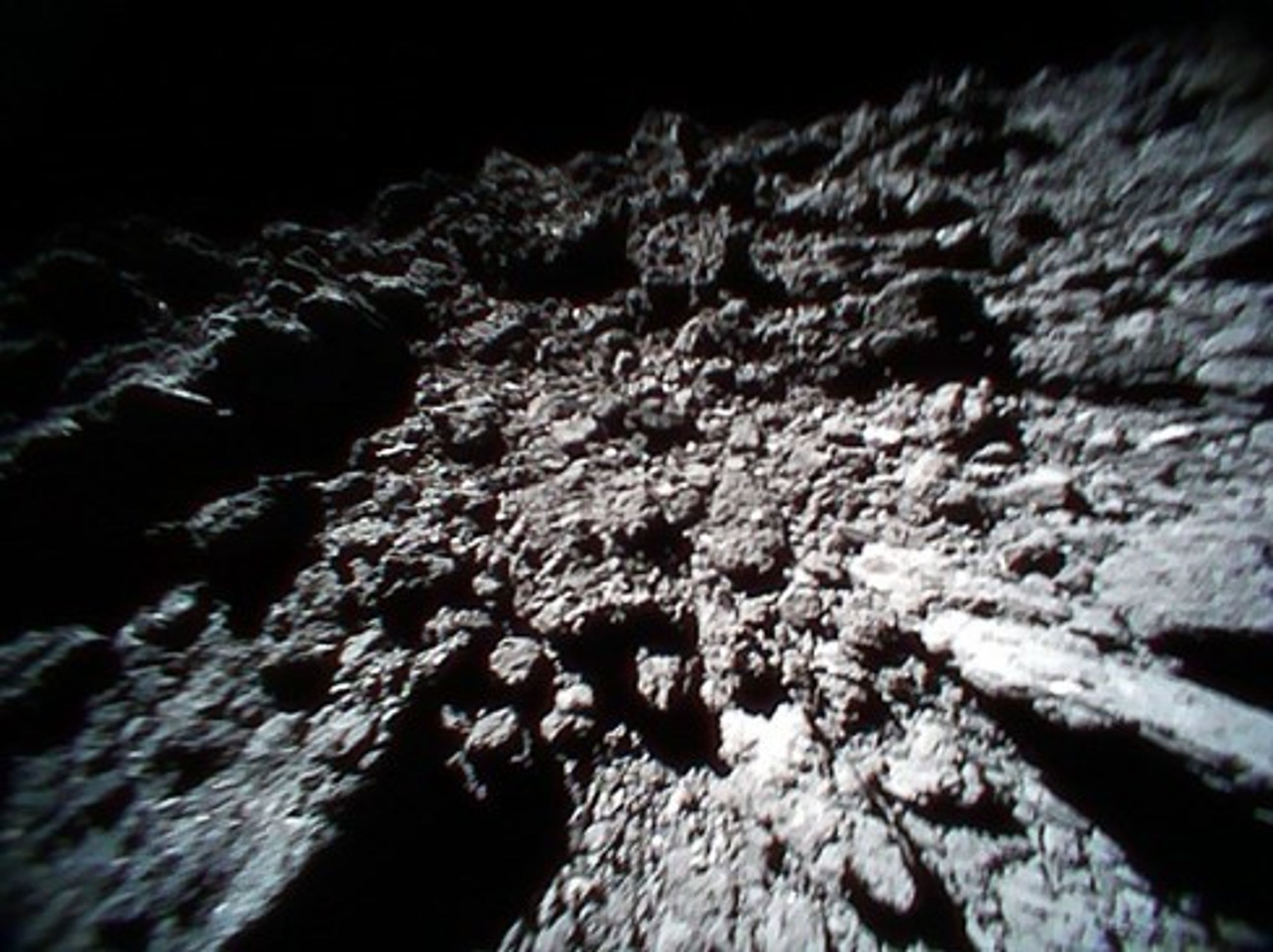 Snímky z asteroidu Ryugu - 4 - GALERIE: Sonda poslala první snímky z asteroidu Ryugu (2/6)