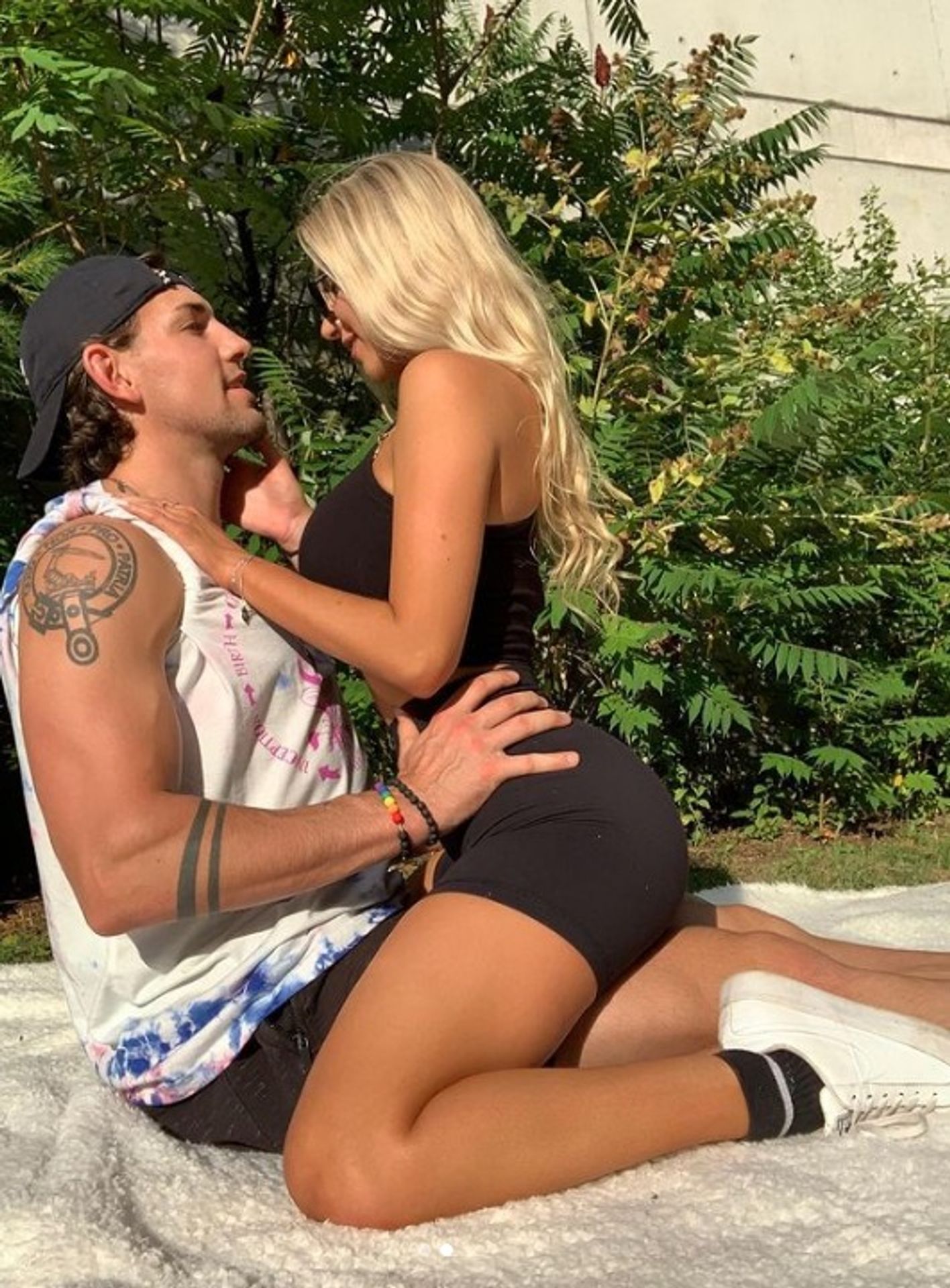 Brankářka Mikayla Demaiterová se svým přítelem, hráčem NHL Kurtisem Gabrielem - GALERIE: Sexy brankářka Mikayla Demaiterová (5/5)