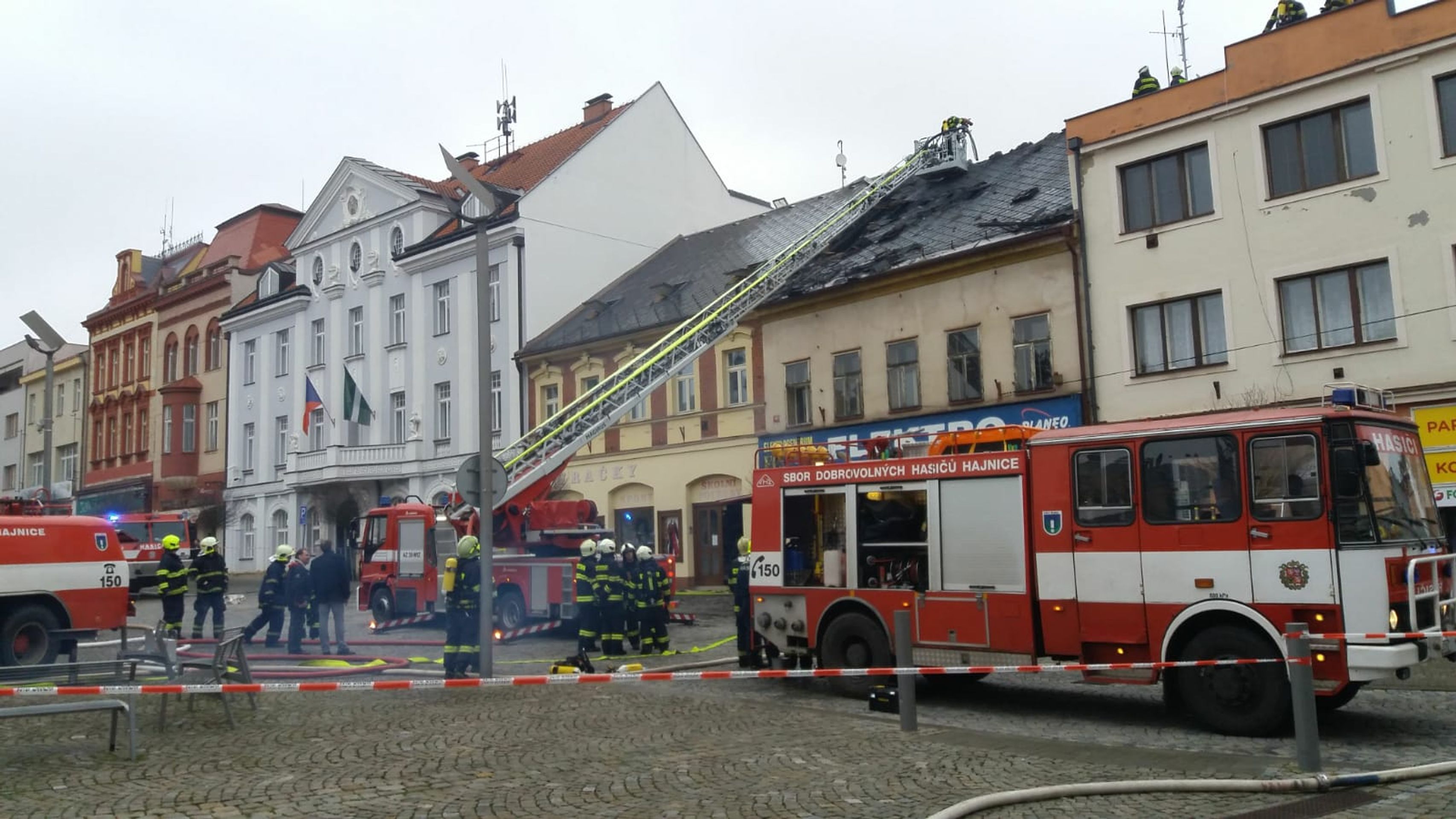 Požár domu ve Dvoře Králové nad Labem - 7 - GALERIE: Požáry ve Dvoře Králové nad Labem a v Kopřivnici (12/18)