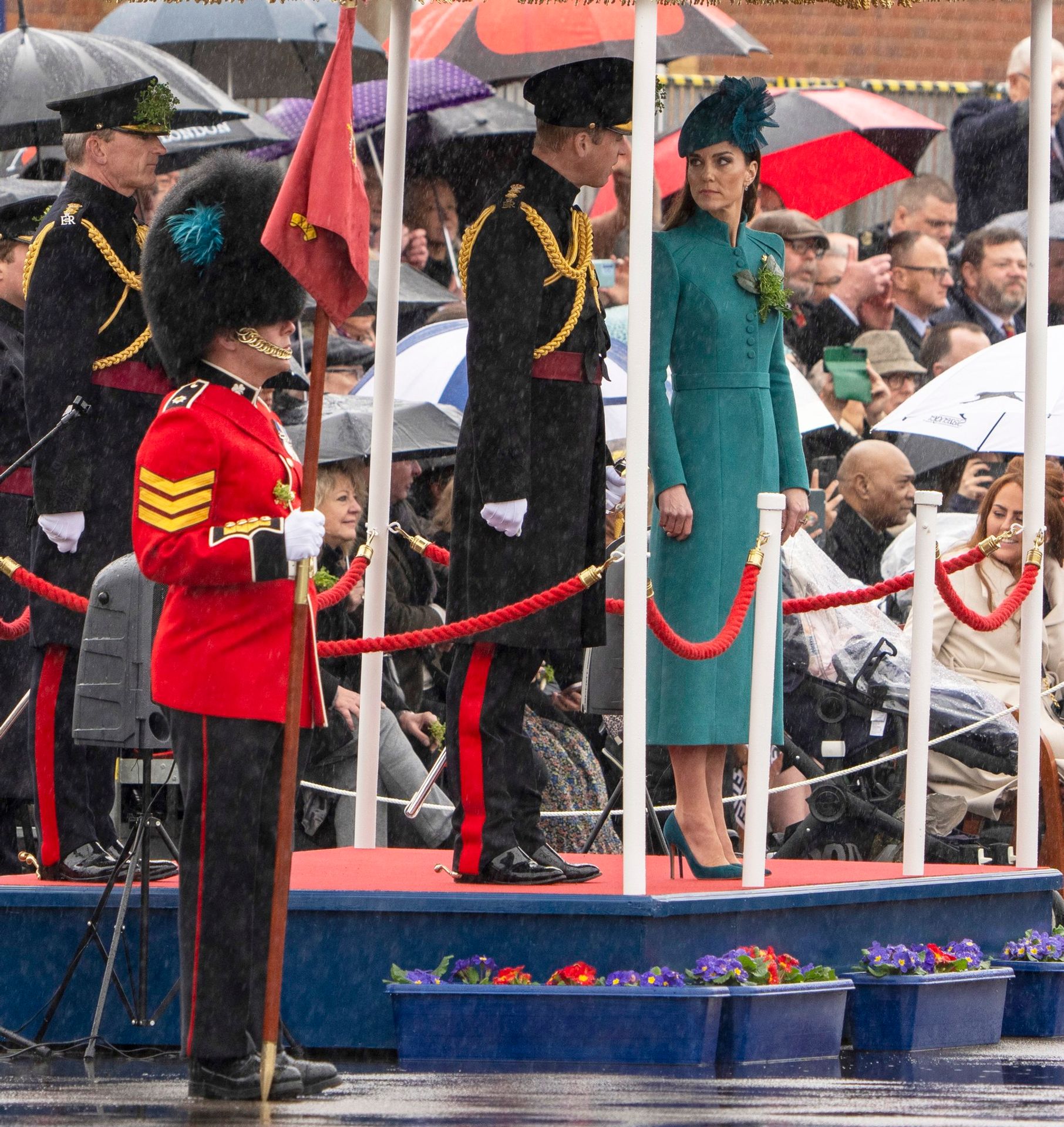 Kate a William na oslavách Dne sv. Patrika s Irskými gardami - Kate a William na oslavách Dne sv. Patrika s Irskými gardami (1/5)
