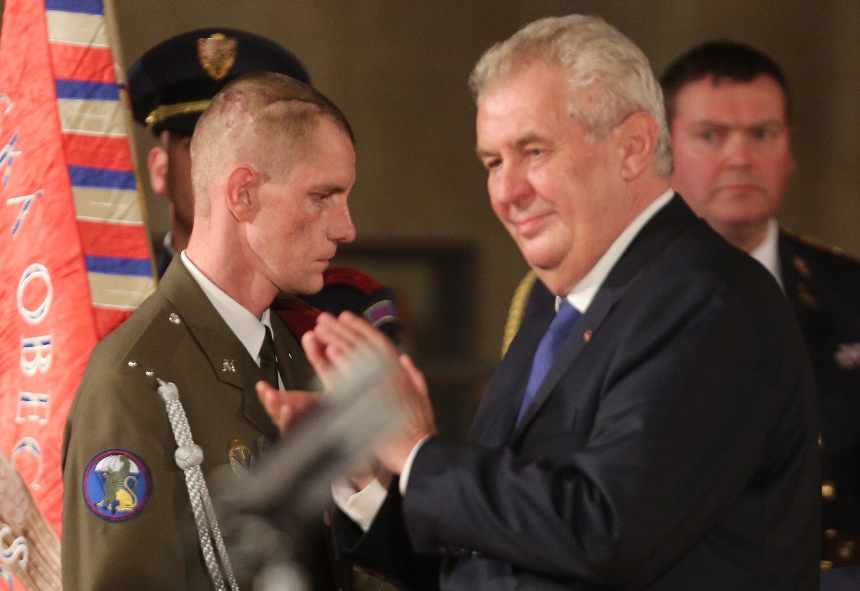 Prezident Zeman uděluje medaili Za statečnost Jaroslavu Mevaldovi - GALERIE: Rozloučení s válečným veteránem z Afghánistánu Jaroslavem Mevaldem (10/10)