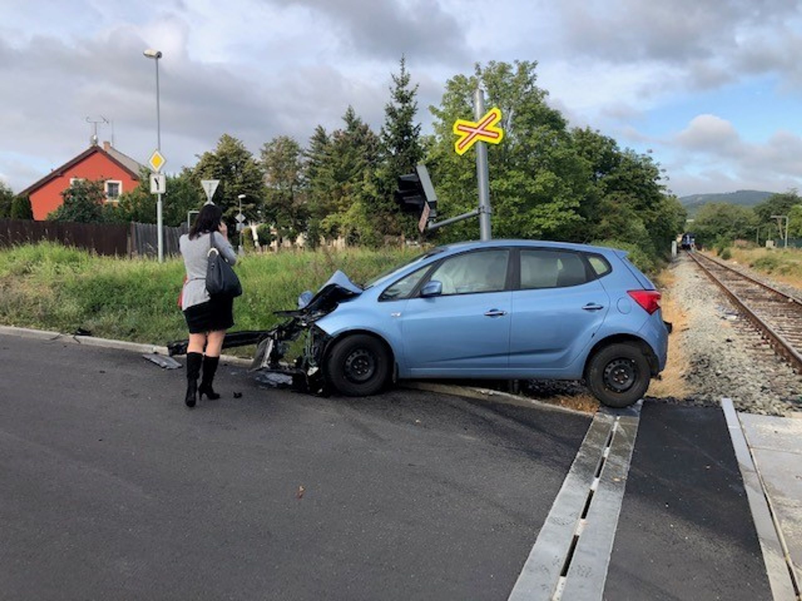 Auto v Chomutově narazilo do jedoucího vlaku - 5 - GALERIE: Auto v Chomutově narazilo do jedoucího vlaku (2/6)