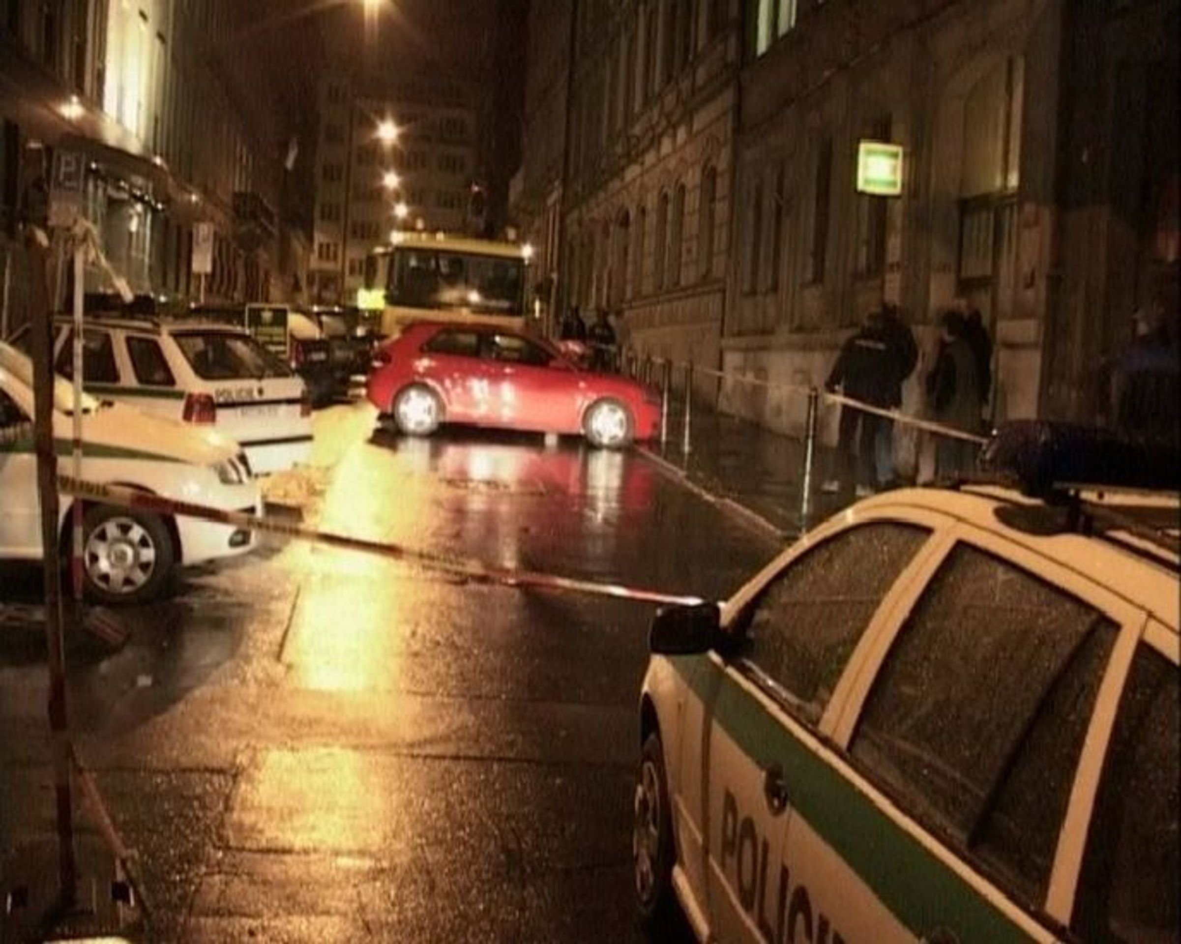 Záběry z místa činu bezprostředně po přestřelce. Policisté zajišťují důkazy. - Manželská nevěra přizabila exšéfa policejní zásahovky Vladimíra Ustyanoviče (2/3)