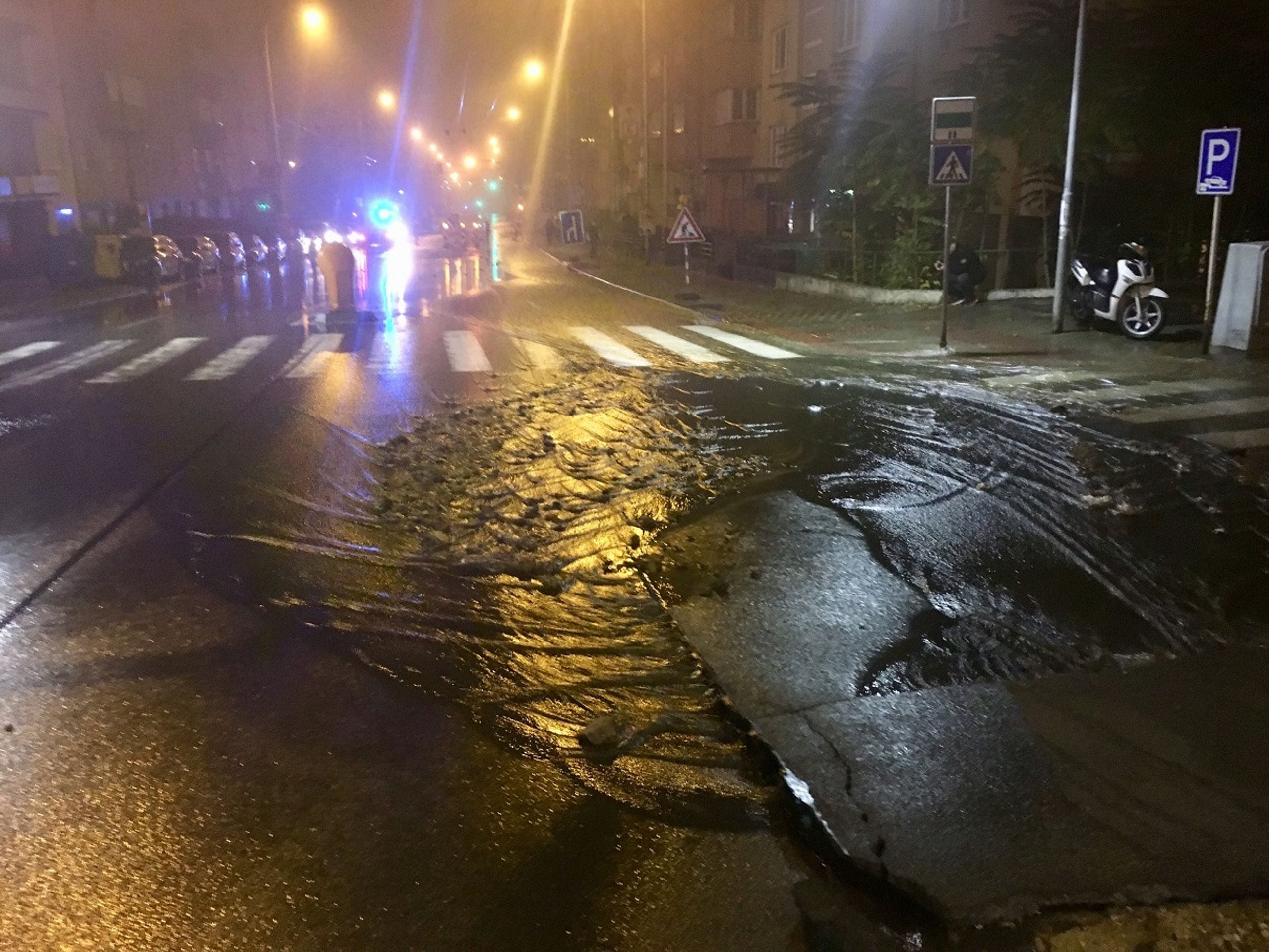 V Brně prasklo potrubí, voda zalila ulici - 12 - GALERIE: V Brně v noci prasklo vodovodní potrubí, ulici zalila voda (2/13)