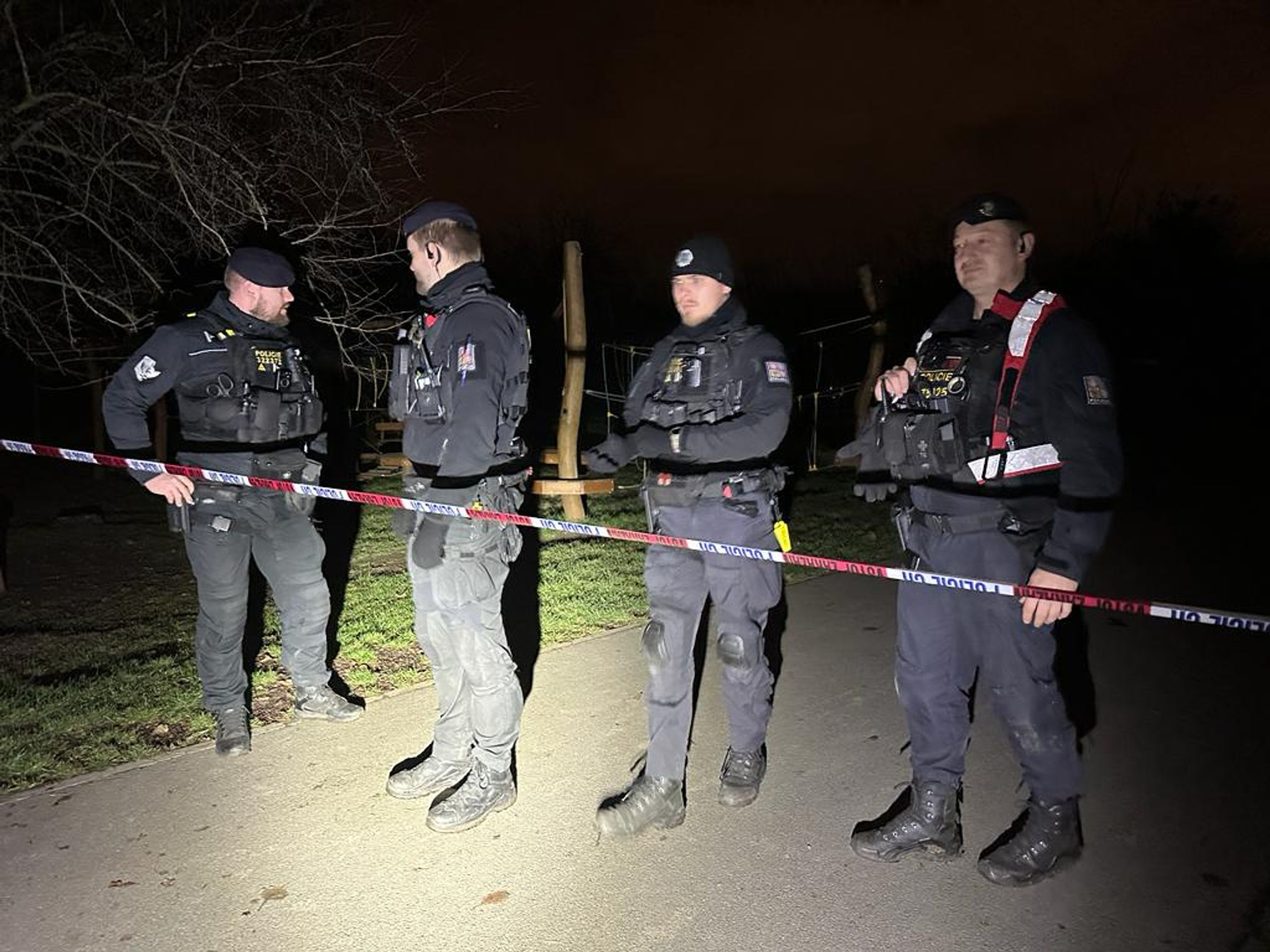 Policie vyšetřuje nález tří těl (2) - Policisté vyšetřují nález tří těl v pražských Letňanech (2/4)