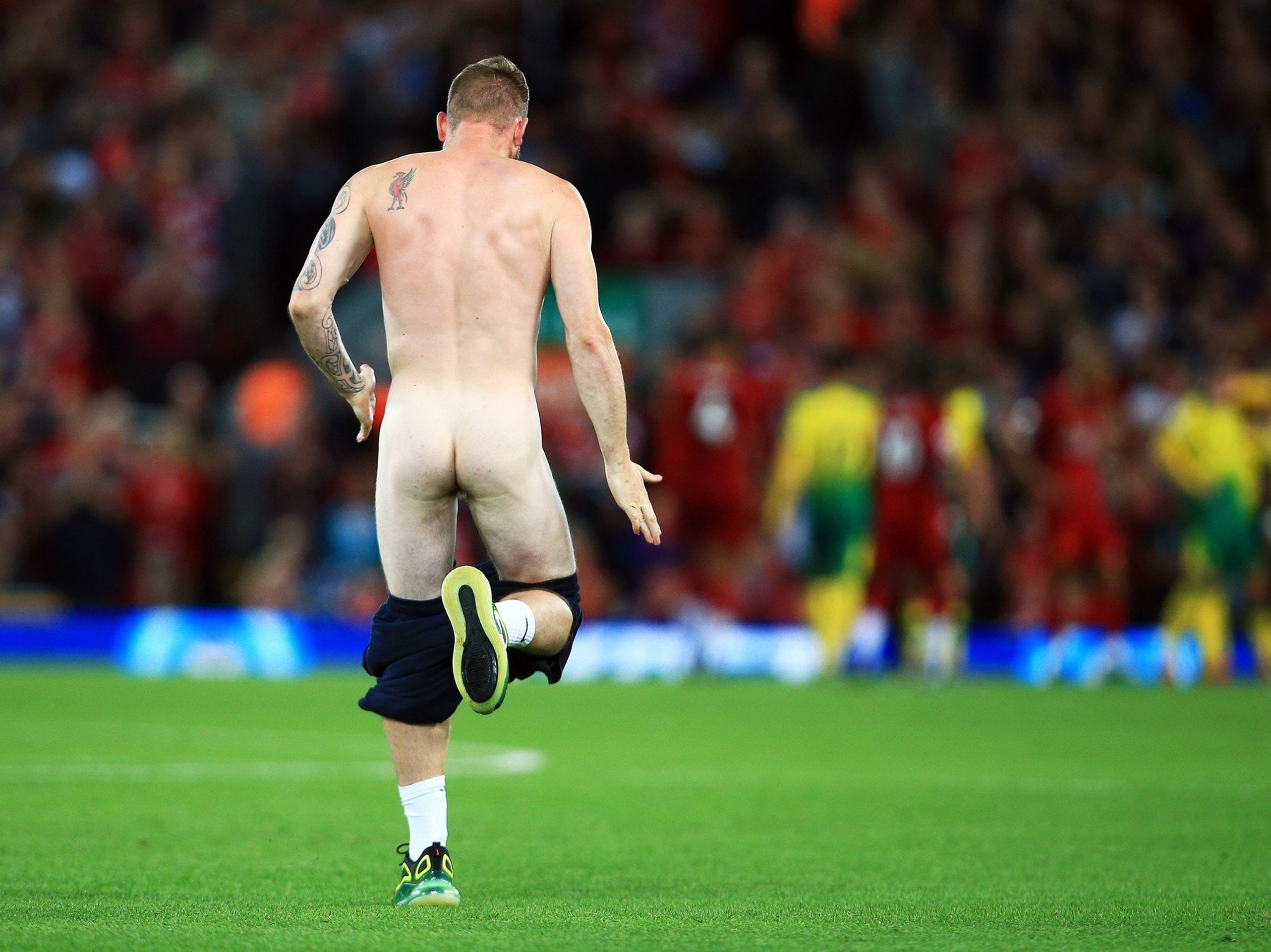 Neznámý muž vběhl na hřiště téměř nahý - Galerie: Neznámý muž přerušil zápas Liverpoolu s Norwichem (1/6)