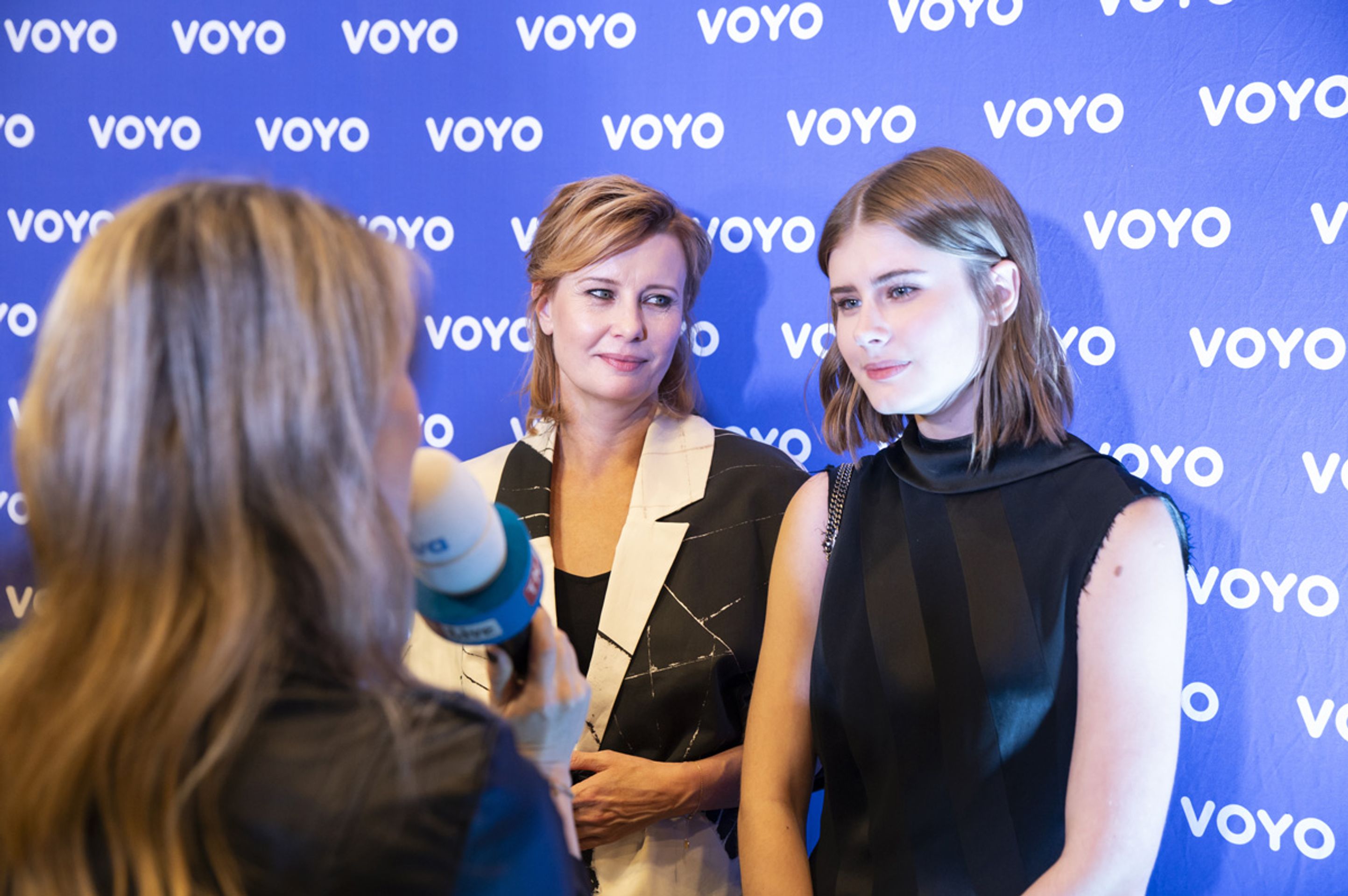 Jitka Schneiderová s dcerou, 23. 10. 2023 slavnostní premiéra Extraktorů - Jitka Schneiderová s dcerou (4/7)