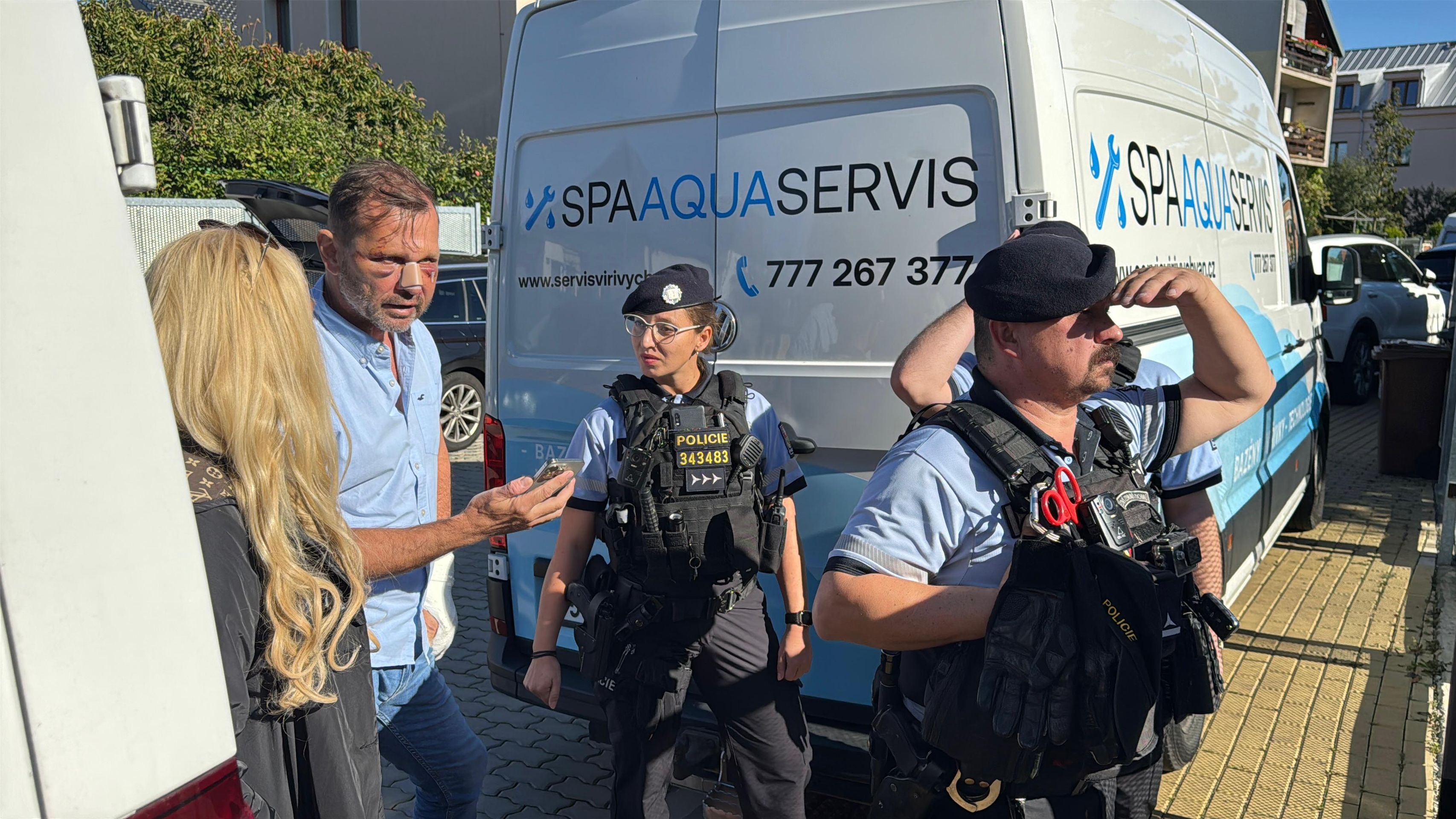 Soukup se po rvačce vrátil před dům Hanychové  (5) - Soukup se po rvačce vrátil před dům Hanychové (6/10)