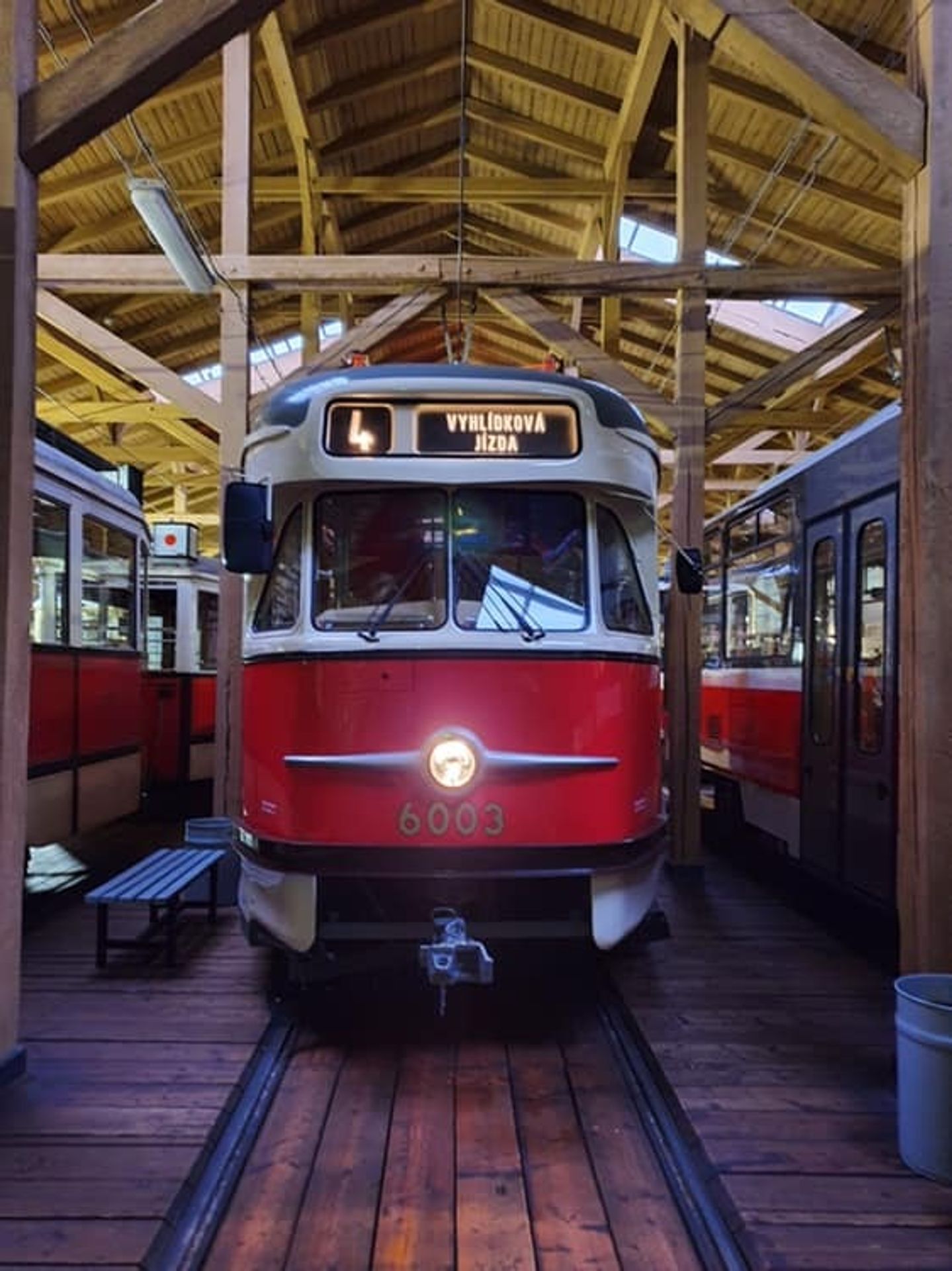 Retro tramvaj T2 - 3 - GLERIE: Retro tramvaj T2 se vrací do Prahy (3/8)