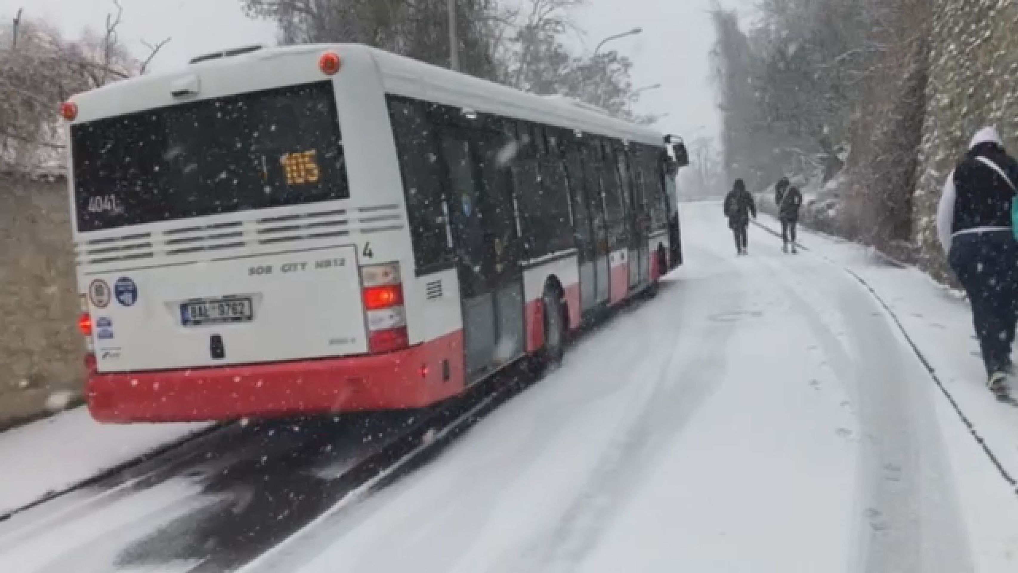 Zaseknutý autobus - Sníh v Česku (6/10)
