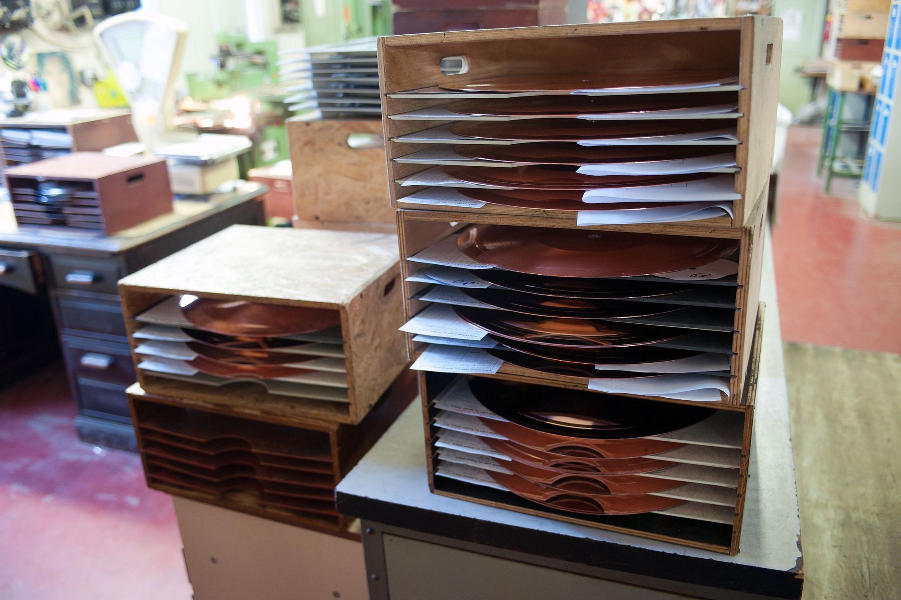 Na návštěvě v největší továrně na vinylové desky na světě - 13 - GALERIE: V Loděnici vyrábějí nejvíce gramofonových desek na světě (9/23)