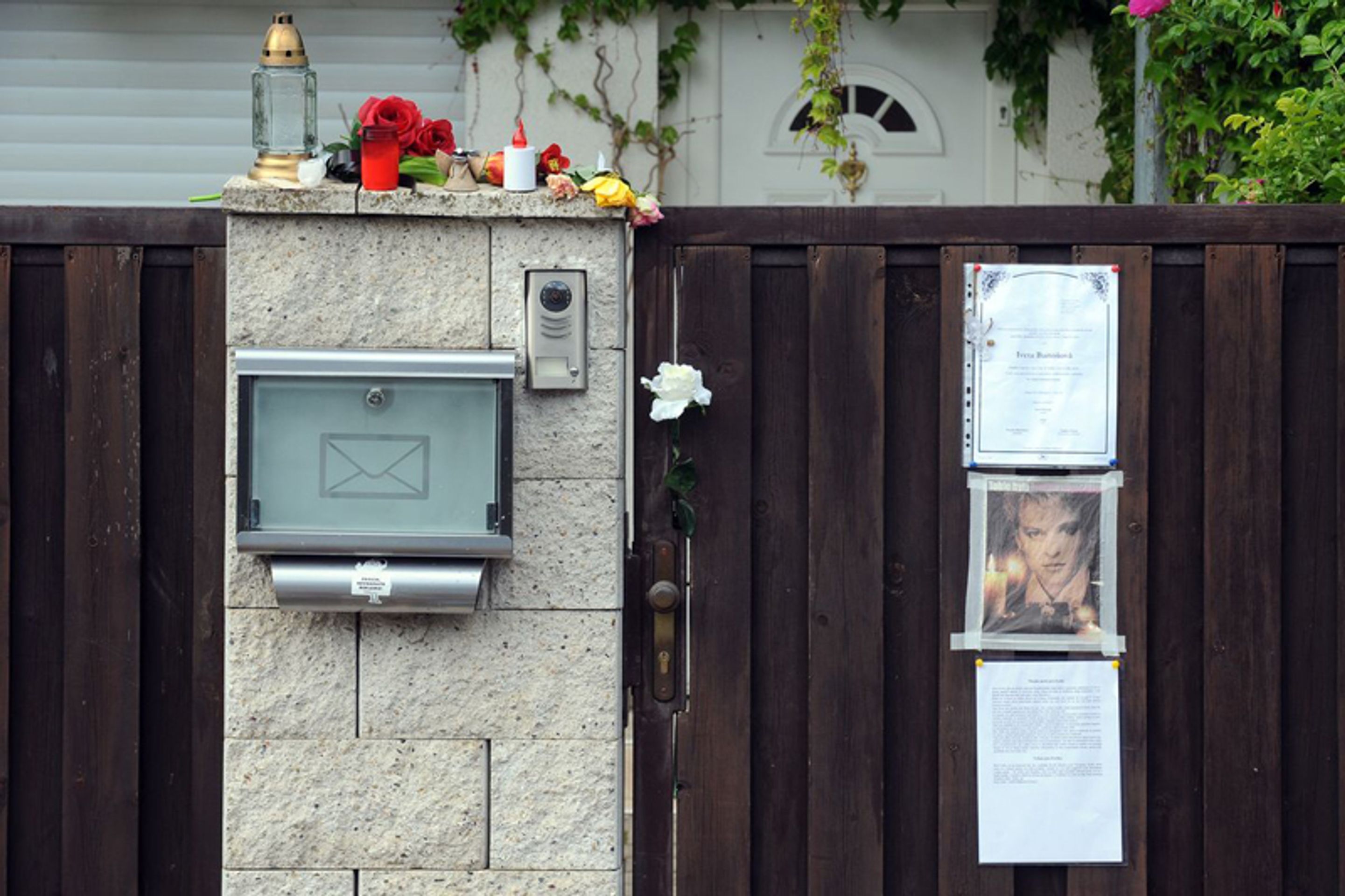 Pohřeb Ivety Bartošové - před domem v Uhříněvsi - 3 - GALERIE: Odjezd z Uhříněvsi (9/11)