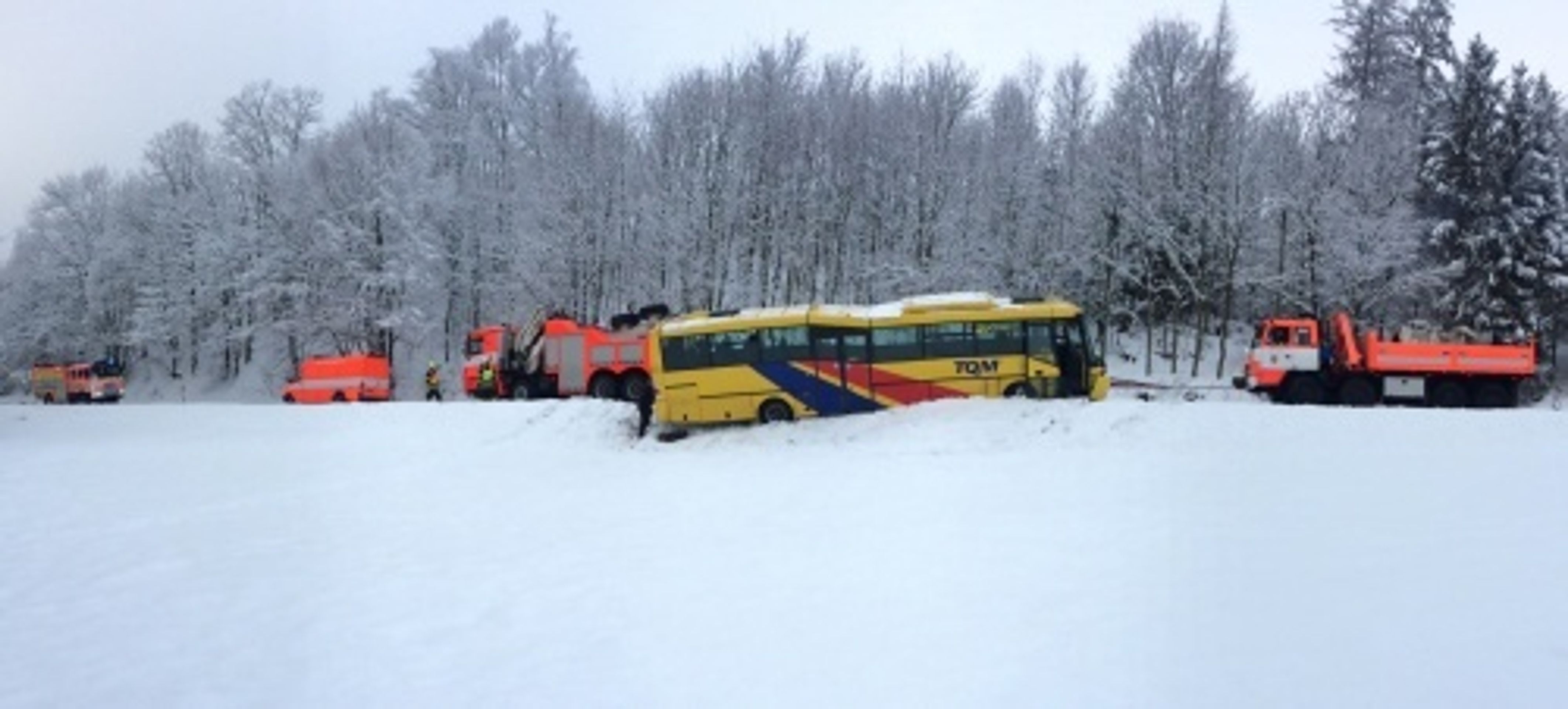 Nehoda autobusu v Kyjovicích - 1 - GALERIE: České silnice pokryla ledovka (14/25)