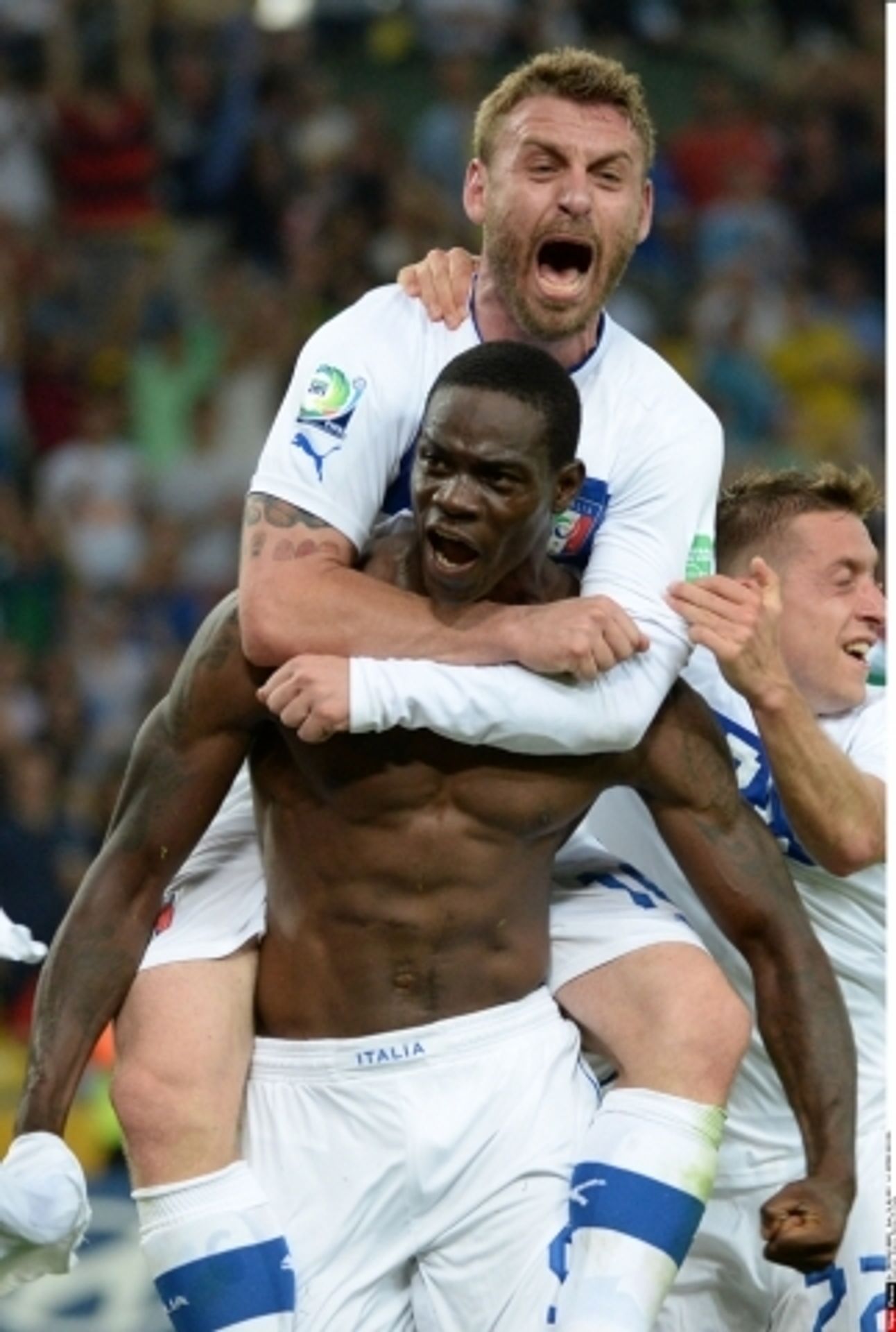 Balotelli slaví gól svlečením dresu - 1 - GALERIE: Balotelli slavil gól a dostal žlutou kartu (5/7)