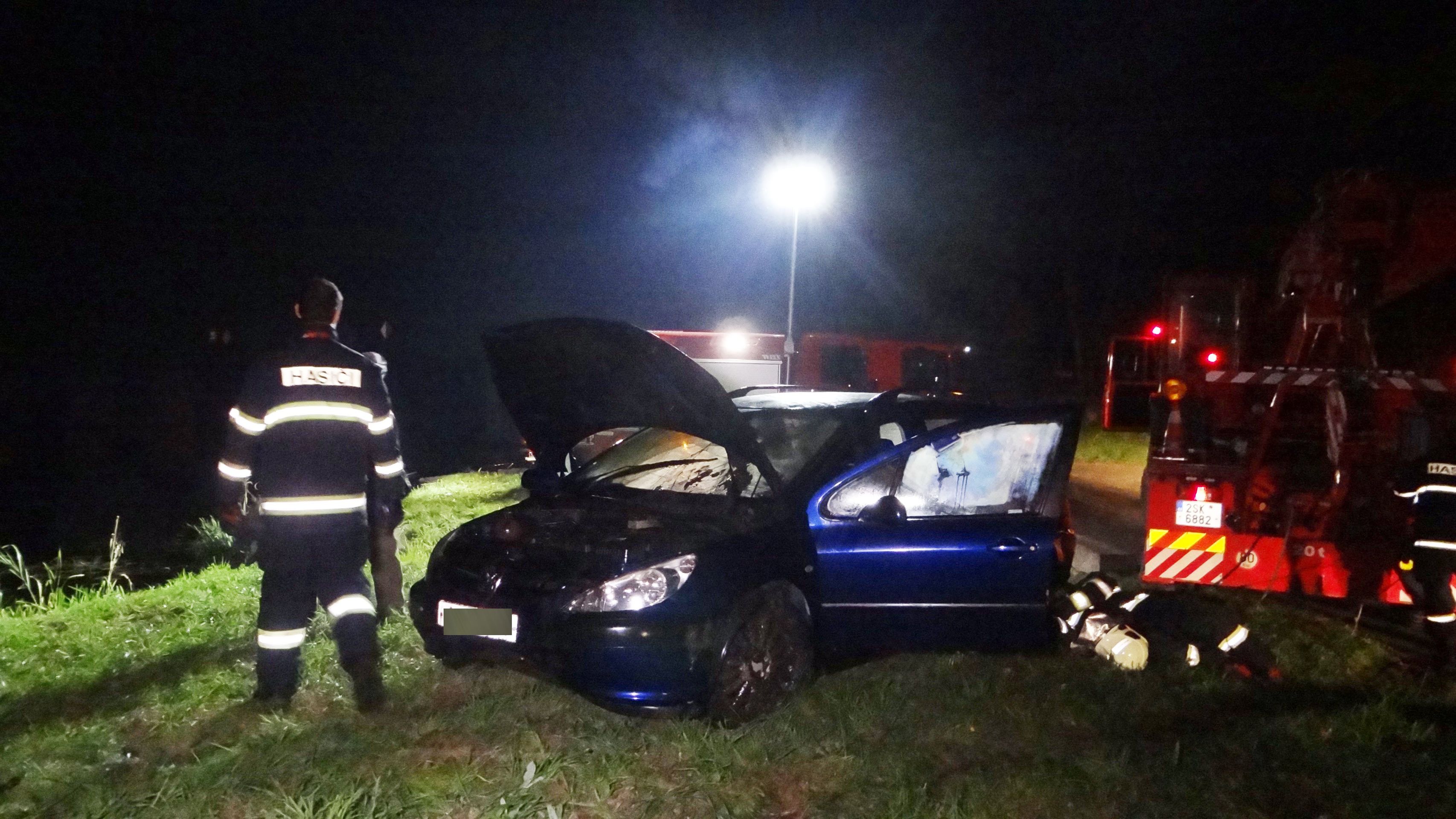 Potápěči uplavané auto nejdřív museli najít, pak ho uvázali a kolegové ho vytáhli pomocí navijáku - GALERIE: Rodině uplavalo auto v Labi (6/6)
