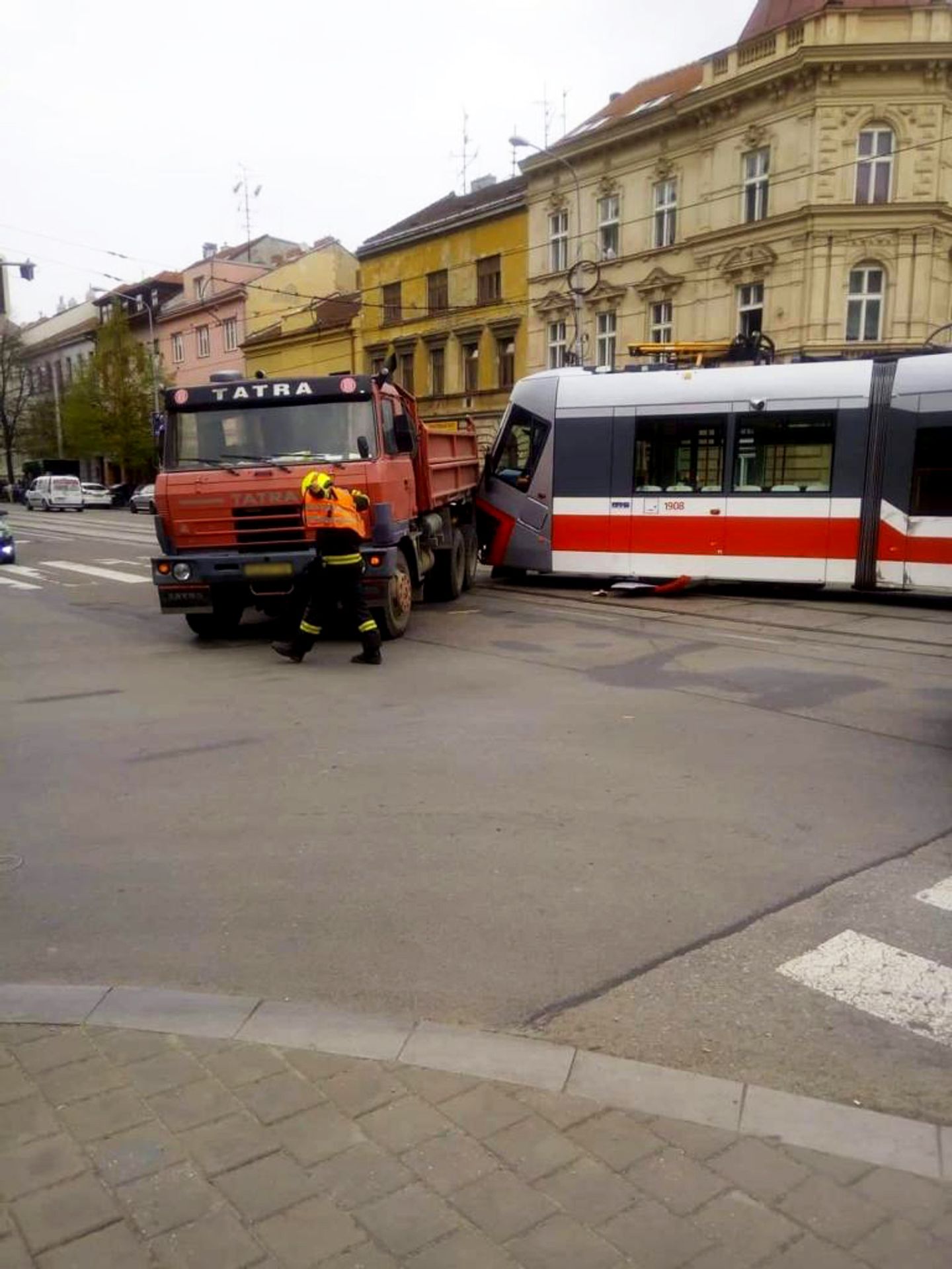 Nehoda tramvaje a nákladního auta v Brně - 2 - GALERIE: Nehoda tramvaje a nákladního auta v Brně (2/5)