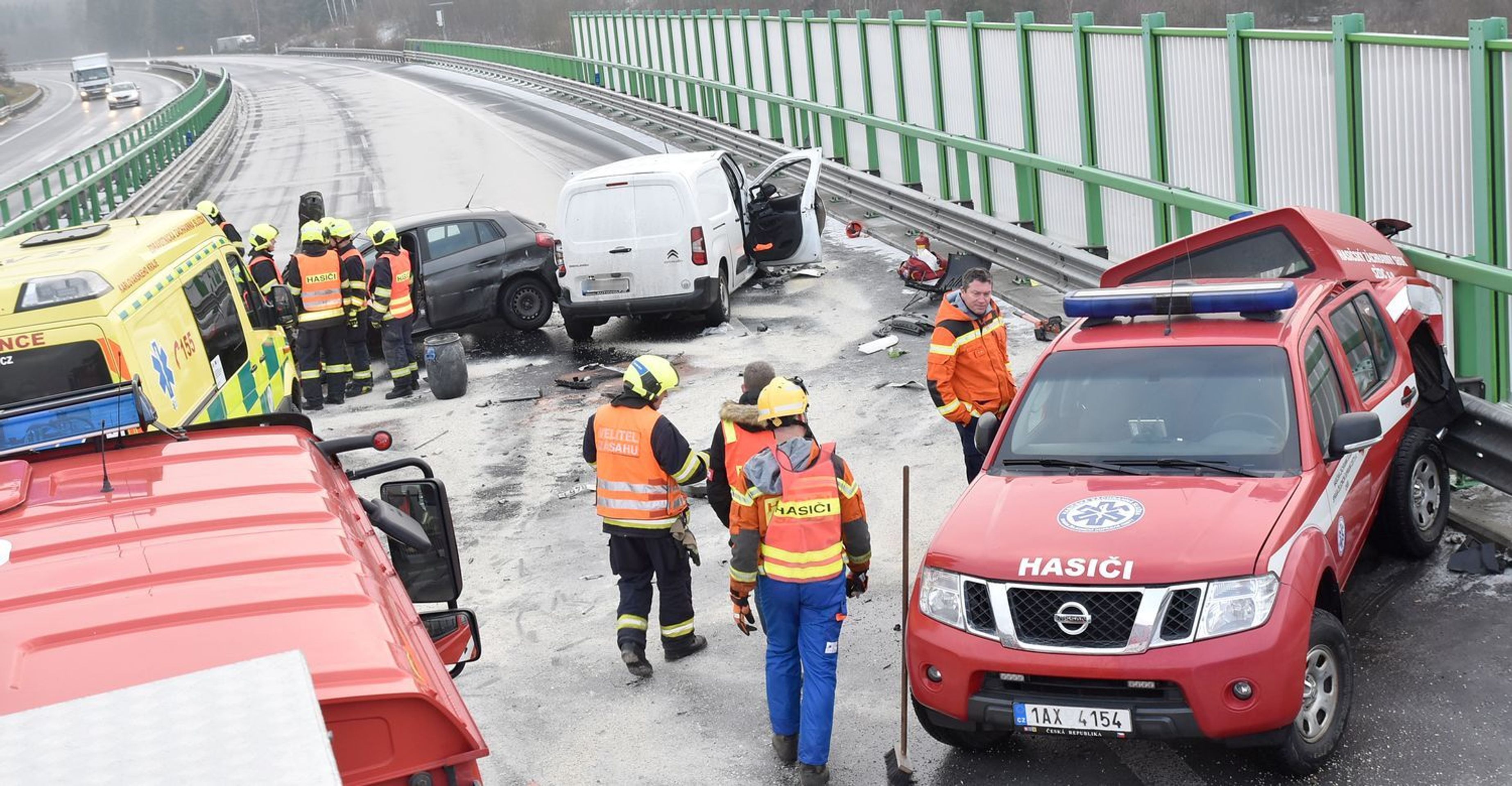 Hasiči zastavili u nehody, zezadu do nich narazilo další auto - 7 - GALERIE: Hasiči zastavili u nehody, zezadu do nich narazilo další auto (7/10)