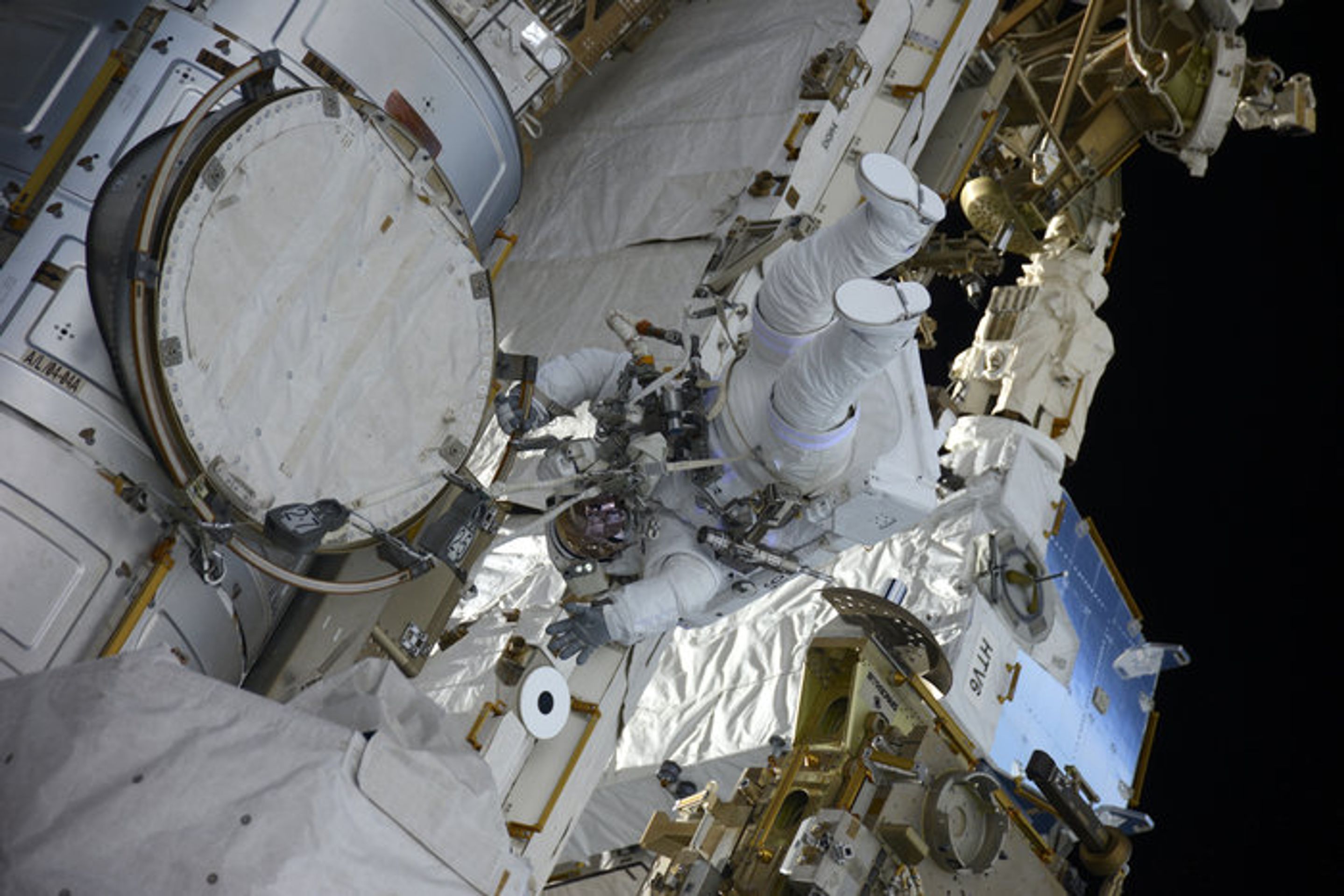 Úžasný den - GALERIE: Výměna baterií na ISS (1/3)