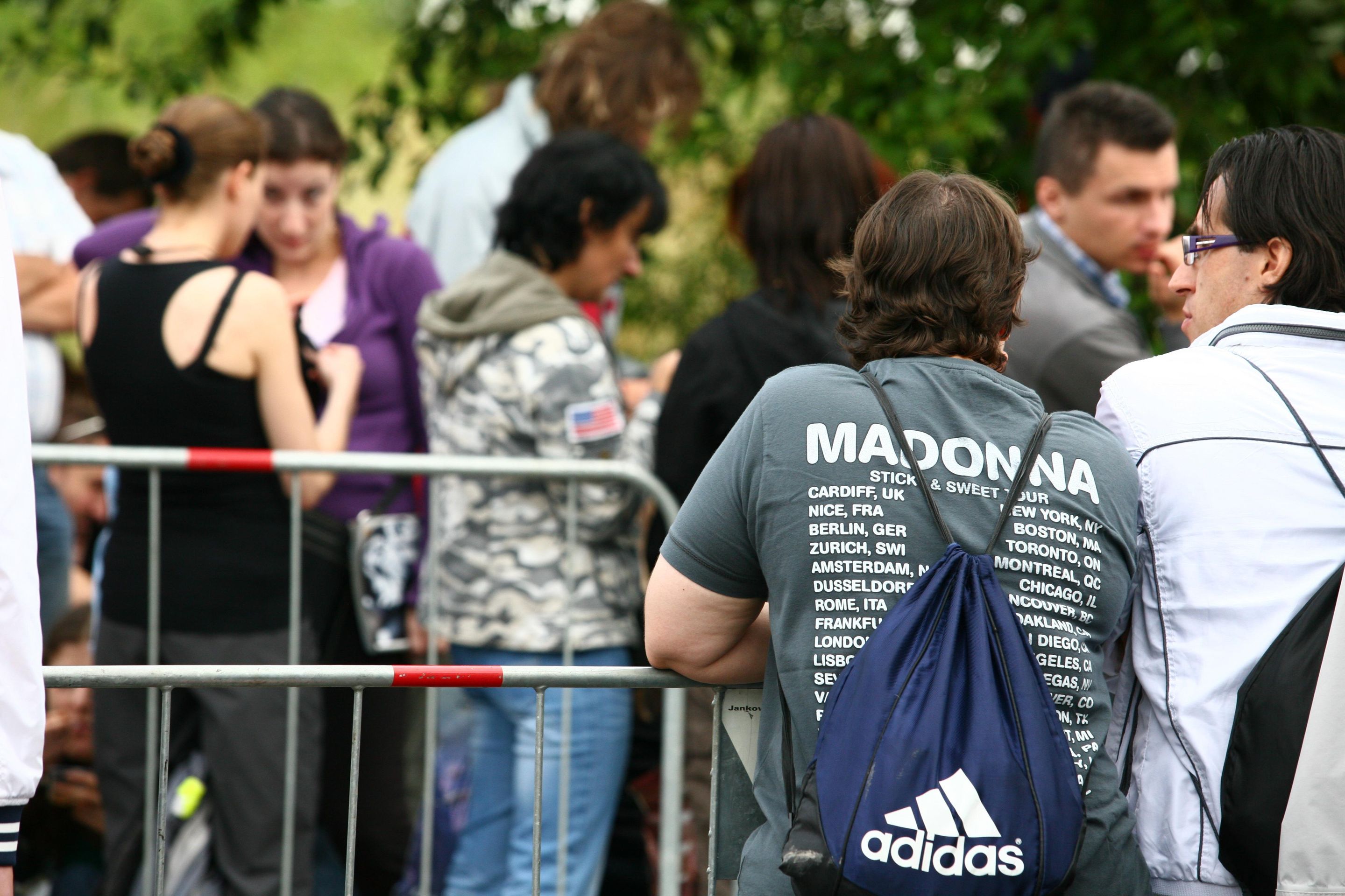 Fanoušci Madonny na zpěvačku čekají na Chodově-4 - GALERIE: fanoušci čekají na Chodově na Madonnu (10/13)