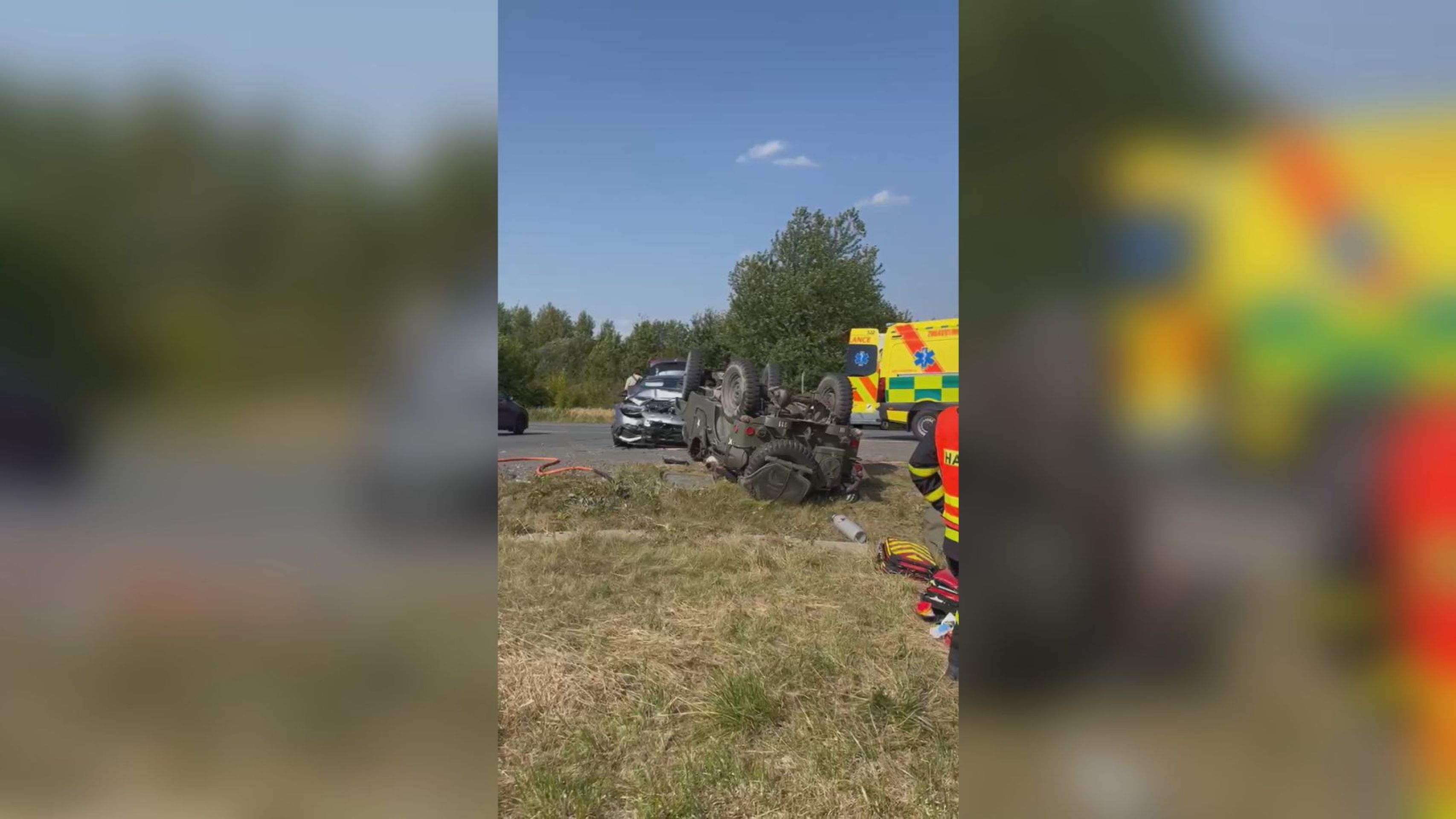 Auto na střeše - Nehoda historického automobilu na Novojičínsku (2/3)