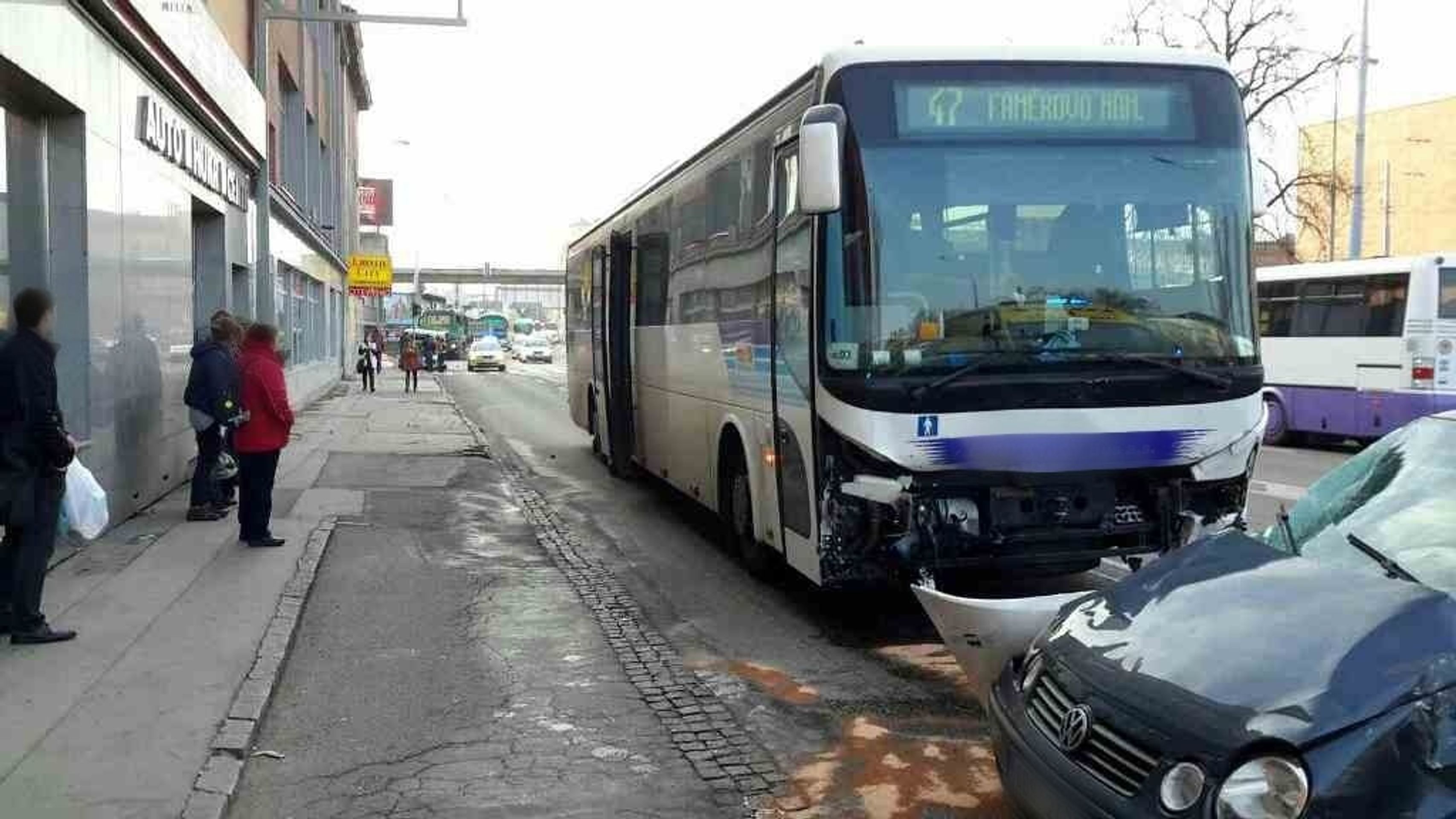 Hromadná nehoda v Brně - 2 - GALERIE: Nehoda autobusu, dodávky a osobního vozu v Brně (4/8)