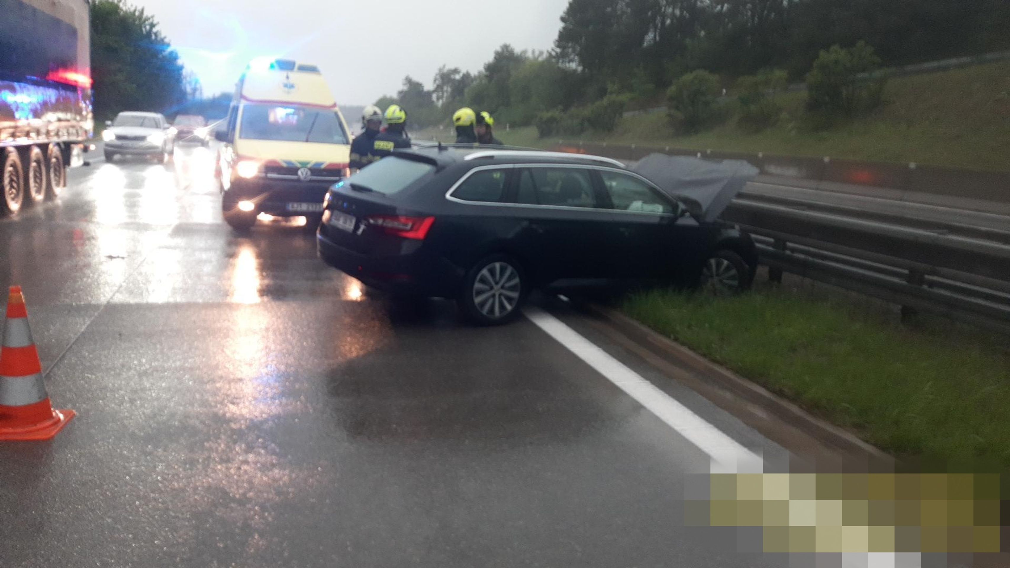 Hustý déšť způsobil řadu dopravních nehoda ve Středočeském kraji - Česko zasáhly silné bouře (7/11)