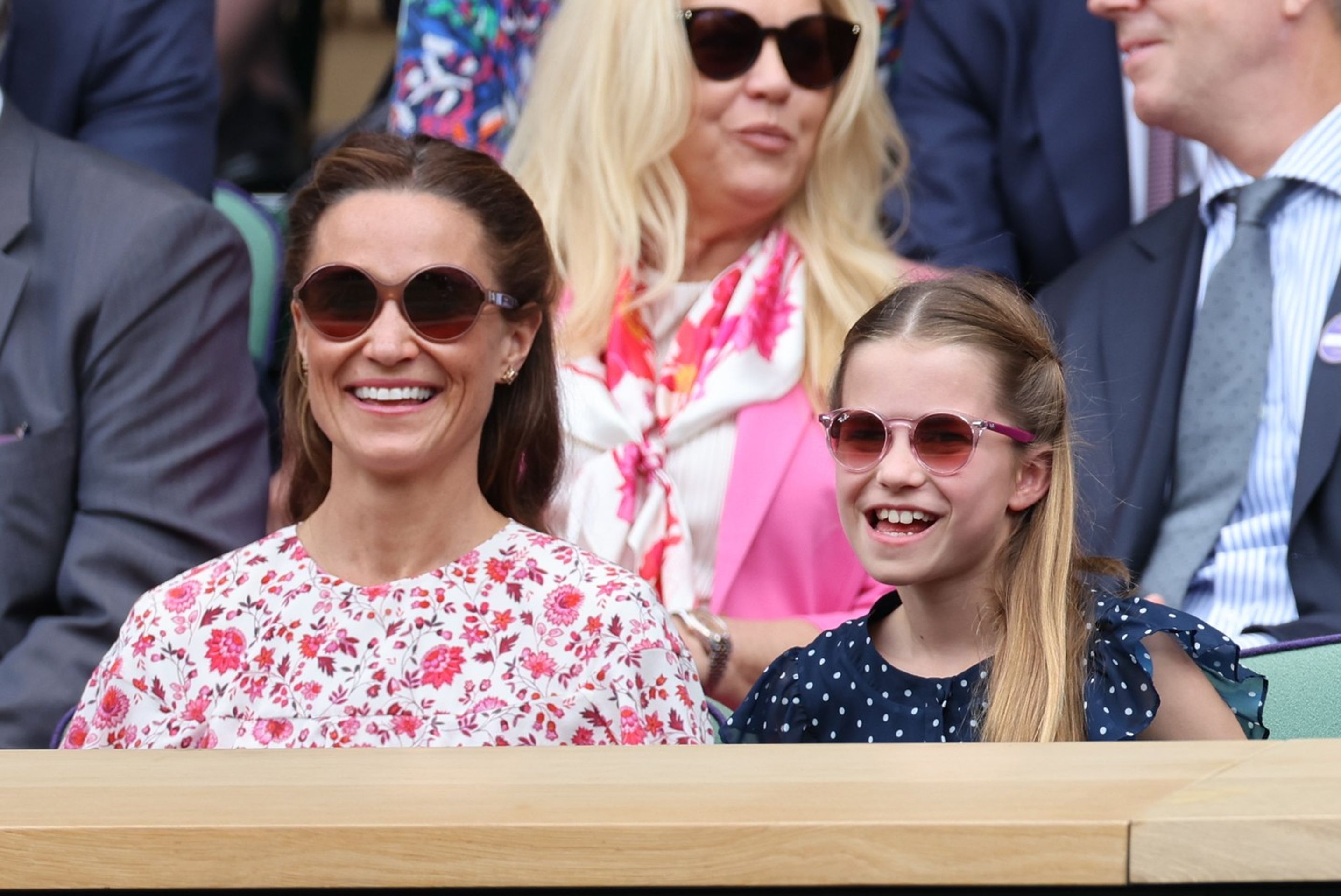 Princezna Charlotte se svou tetou Pippou Middletonovou - Princezna Kate na tenisovém trunaji ve Wimbledonu (6/7)