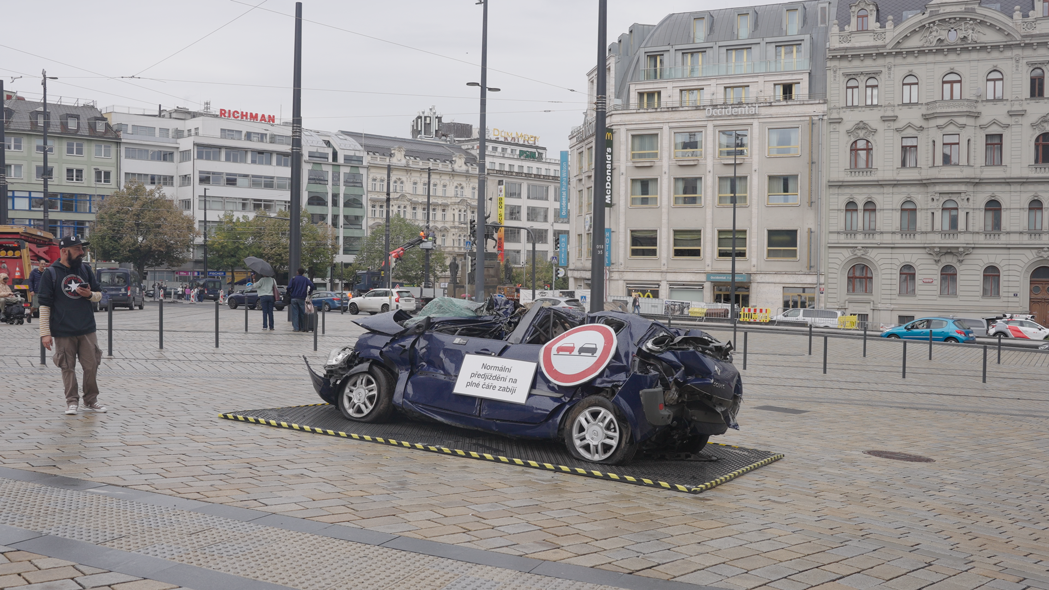 Vrak vozu v centru Prahy - Vraky vozů v centru Prahy (2/7)