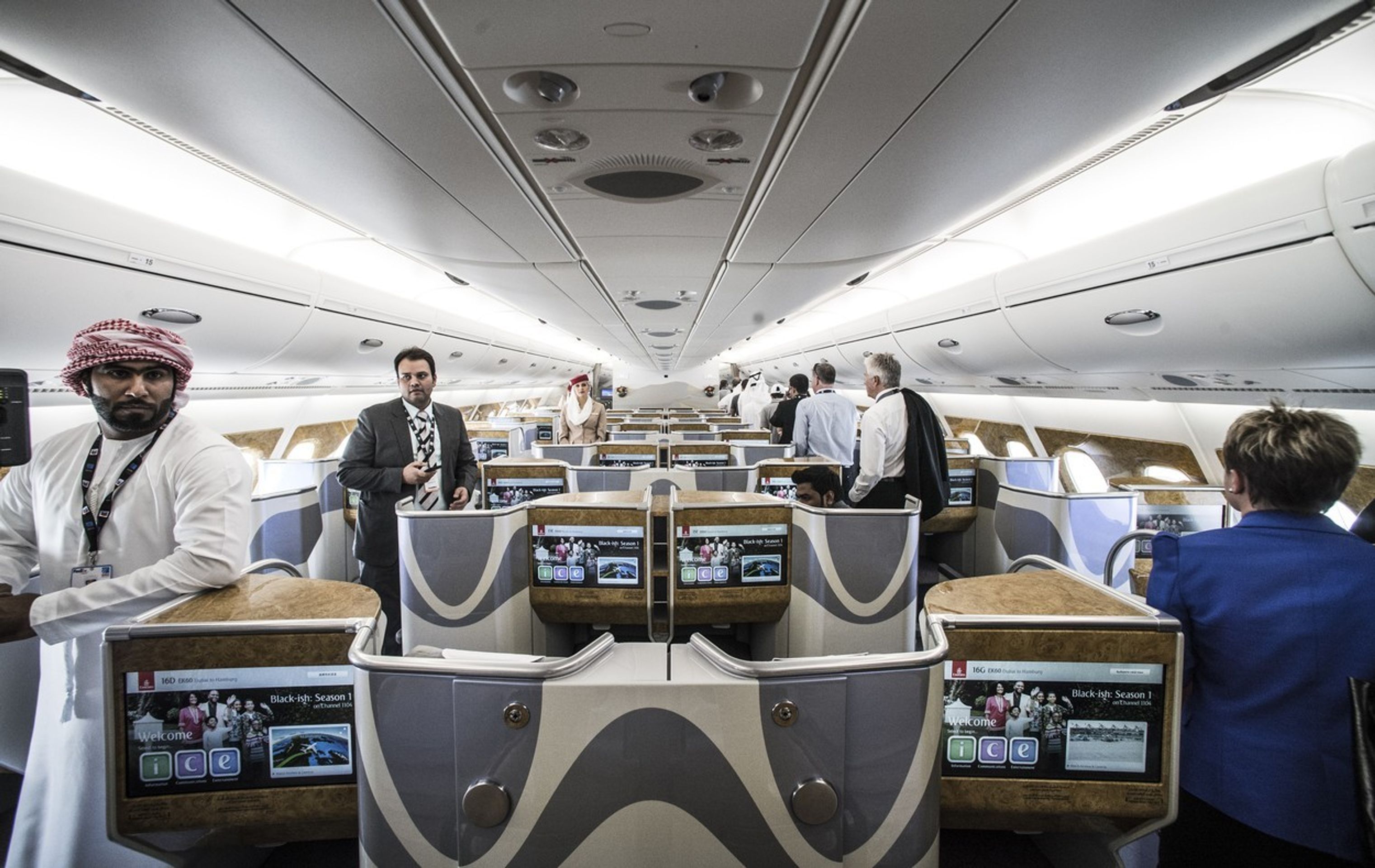 Airbus A380 - Emiráty - 1 - GALERIE: Fotbalisté Barcelony poletí luxusním letadlem (2/7)