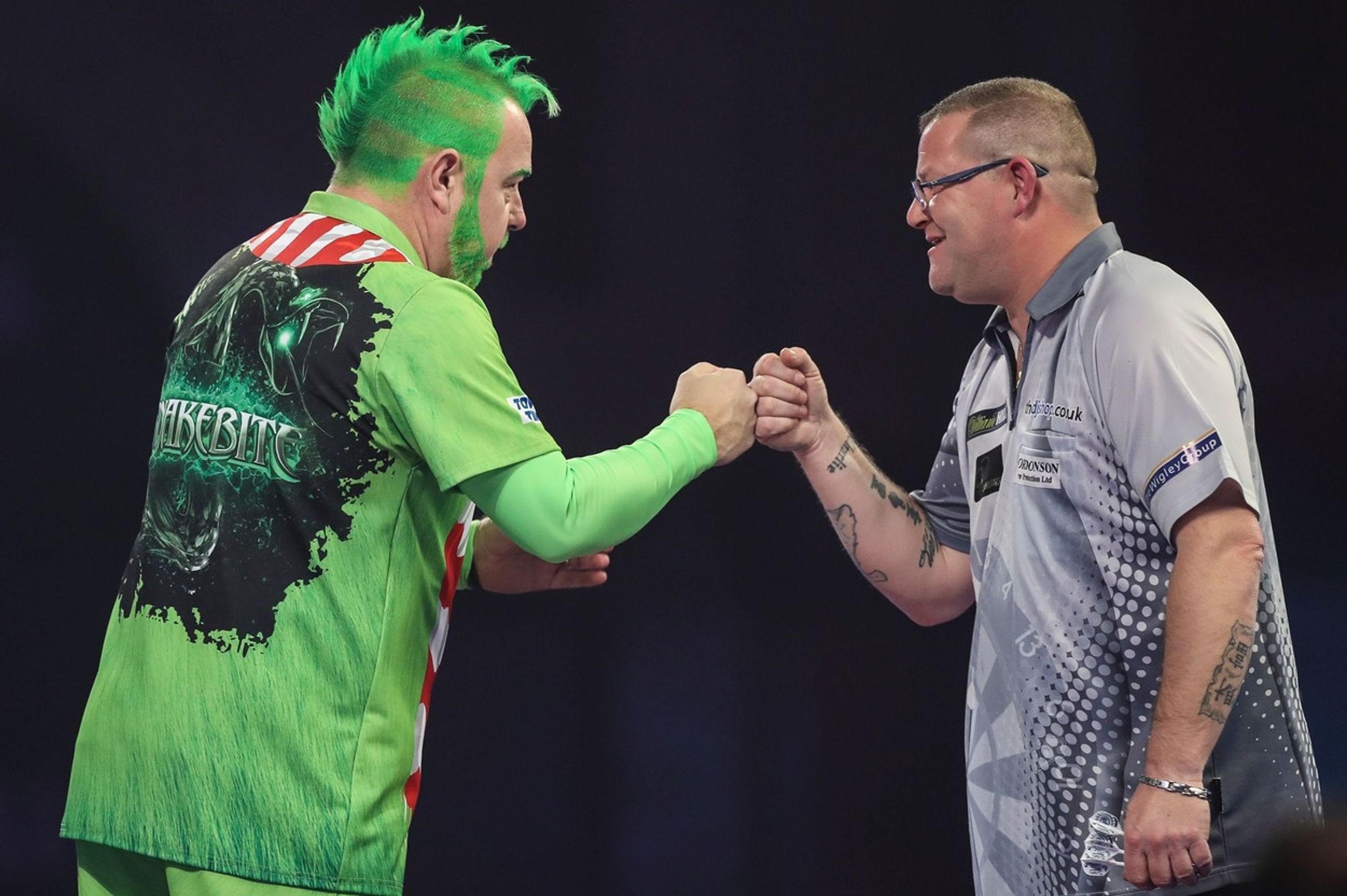 Peter Wright v kostýmu grinche - GALERIE: Wright se oblékl za grinche a zpestřil letošní šipkařské MS (7/9)