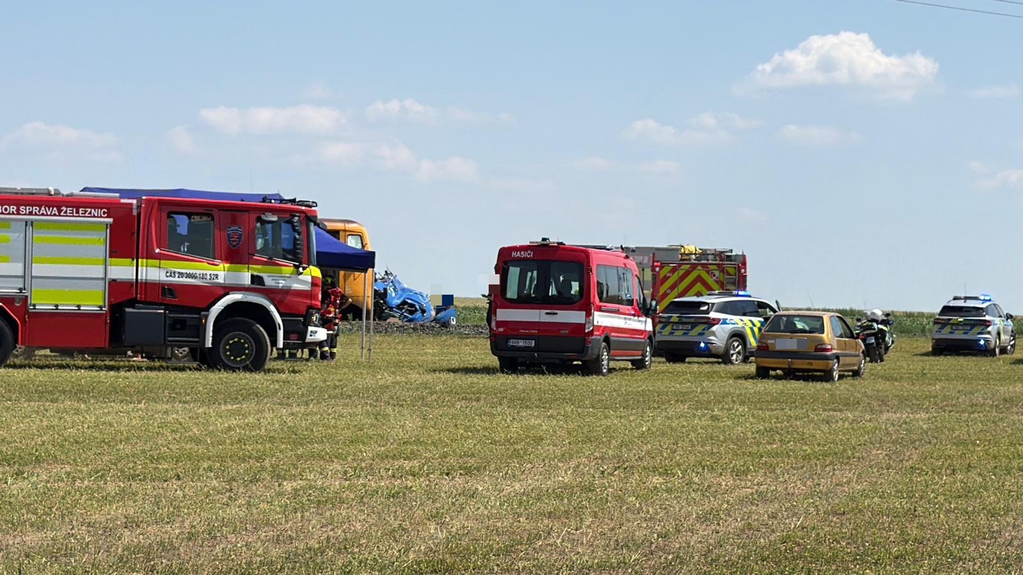 Srážka nákladního automobilu a vlaku, Dobrá Voda u Hořic - Srážka nákladního automobilu a vlaku, Dobrá Voda u Hořic (5/14)