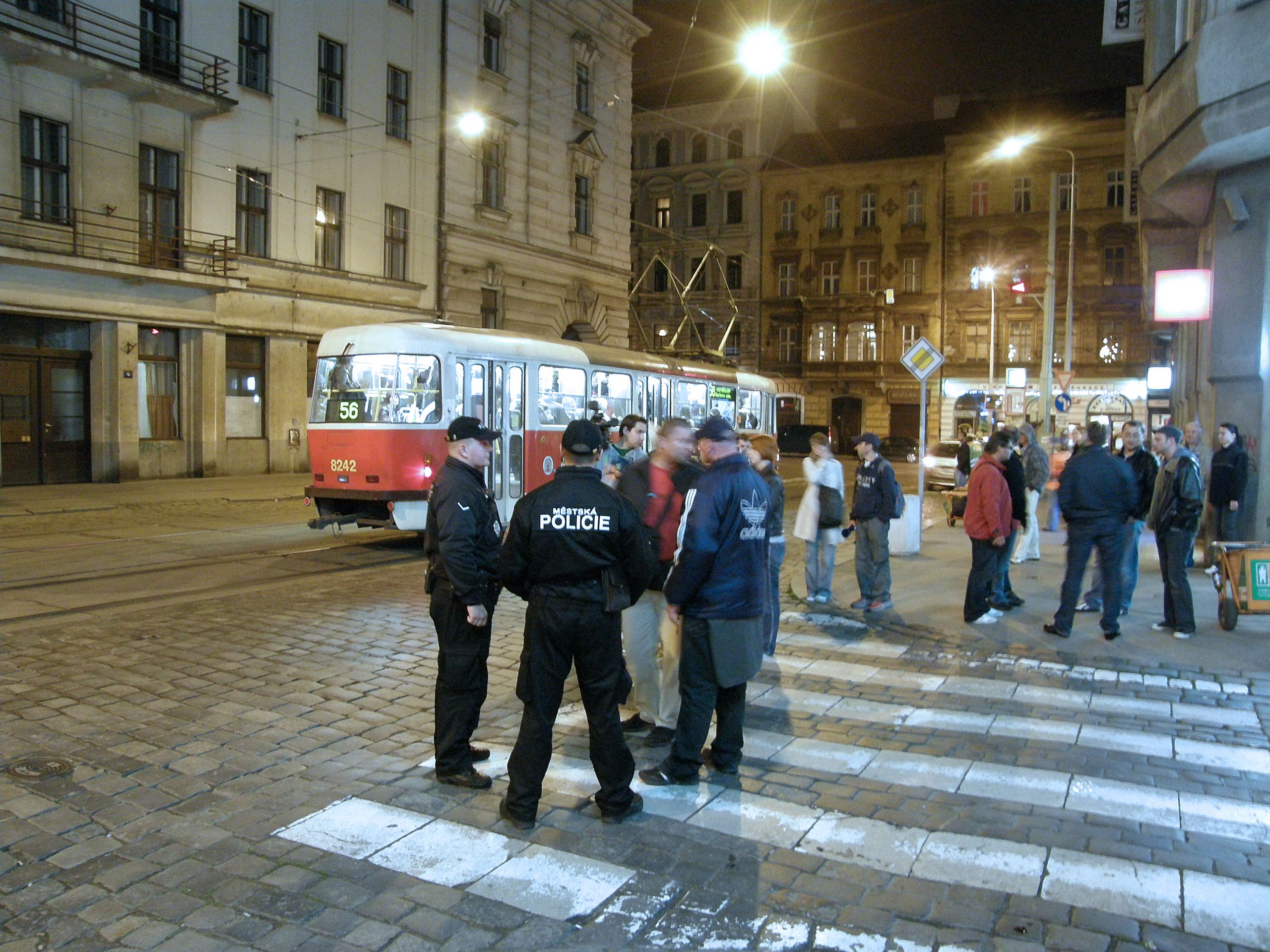 Razie v pražských nočních tramvajích 8 - GALERIE: Razie v nočních tramvajích (8/10)