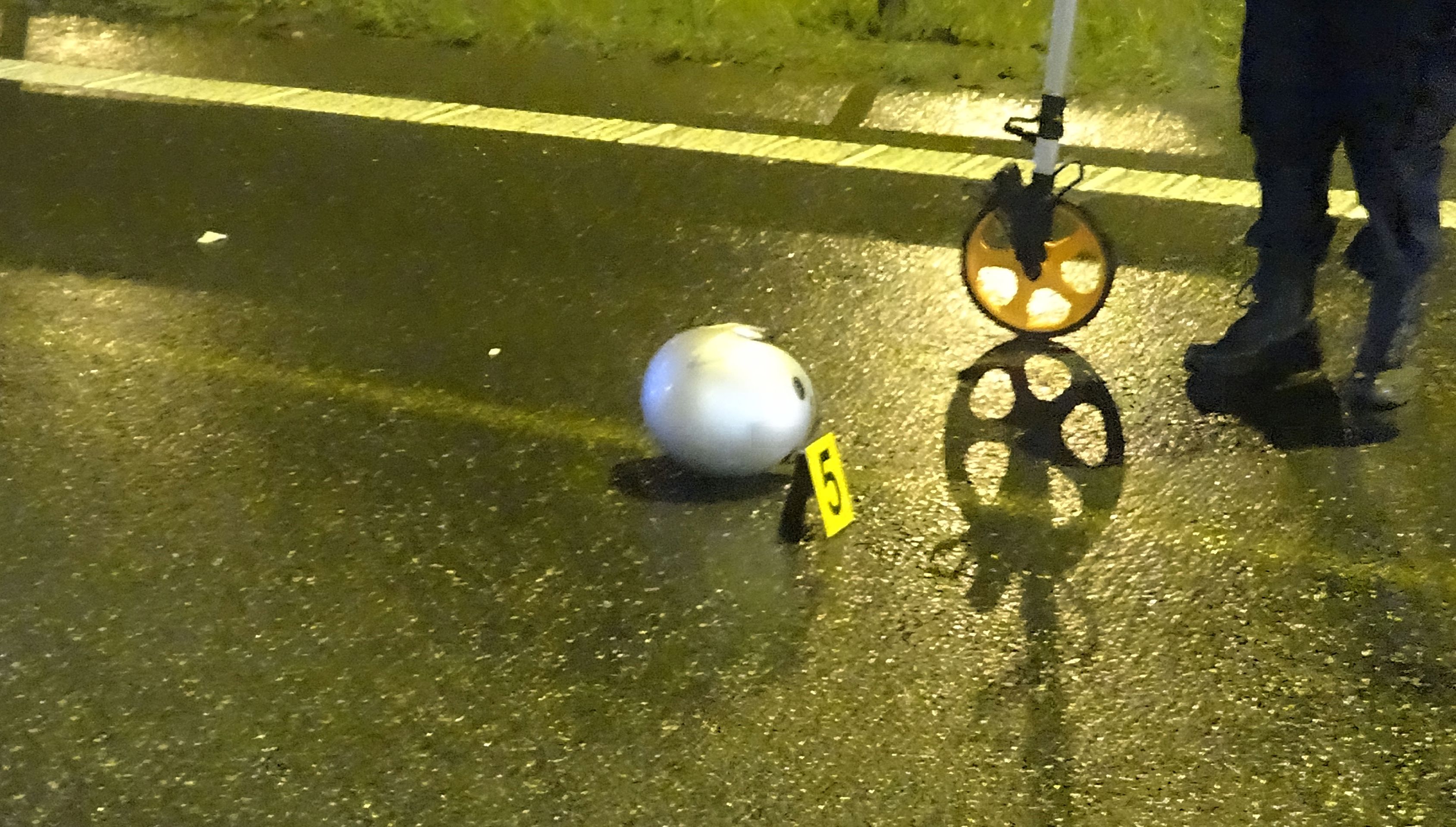 Silný náraz připravil muže o helmu, když padal z kapoty, už ji bohužel neměl na hlavě - GALERIE: Auto nabralo motocyklistu a vezlo ho i se skútrem na kapotě (2/5)