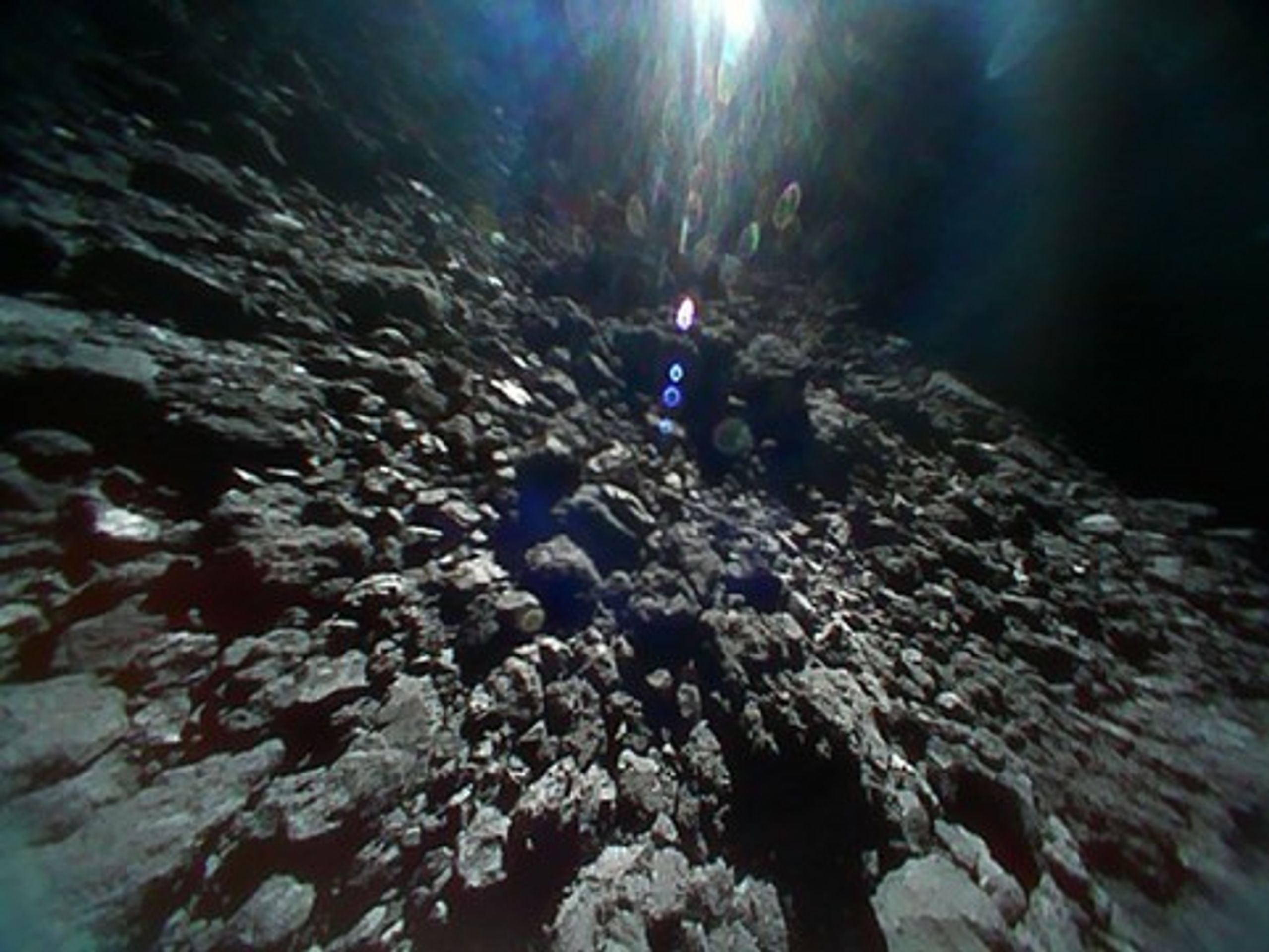 Snímky z asteroidu Ryugu - 3 - GALERIE: Sonda poslala první snímky z asteroidu Ryugu (1/6)