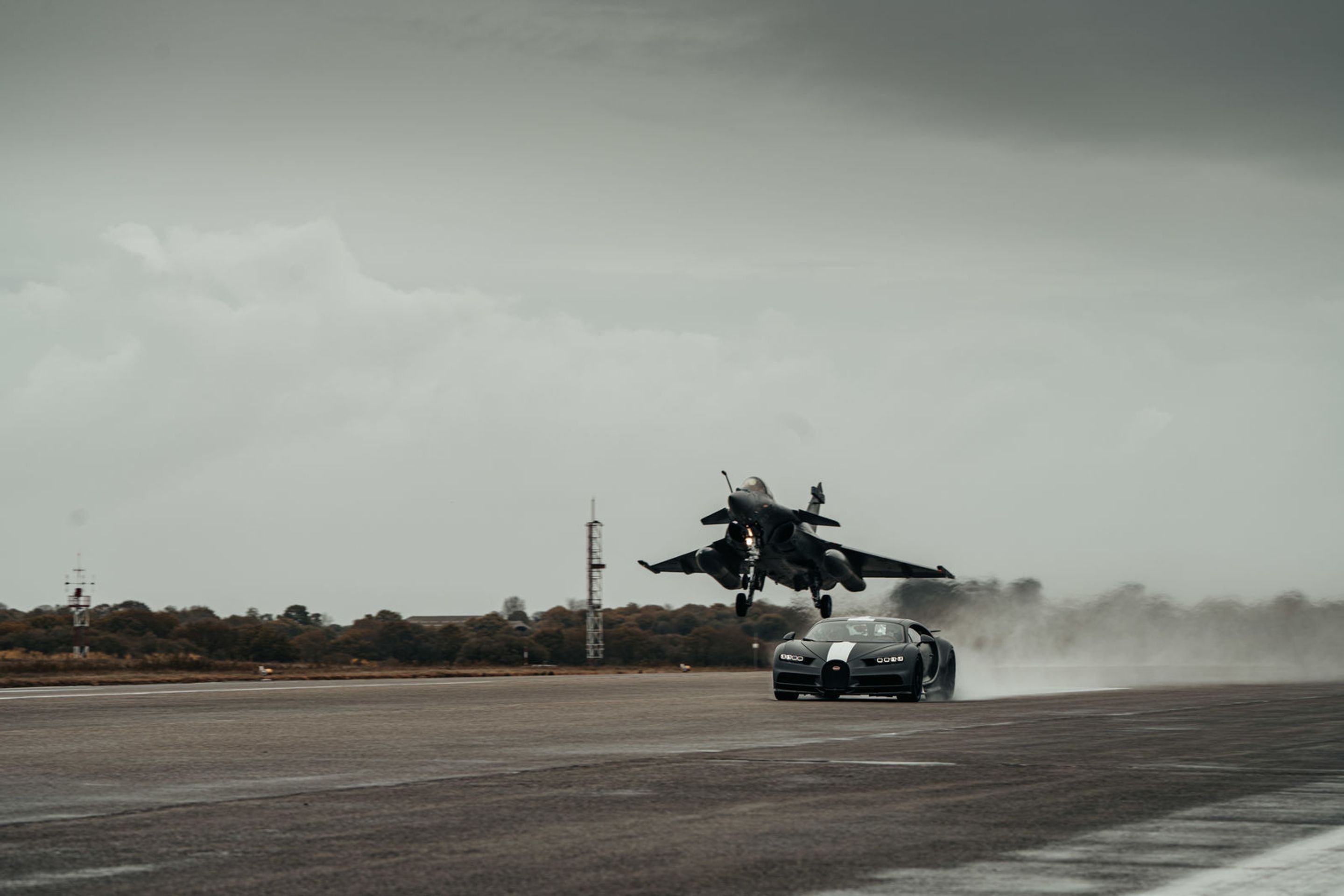 Bugatti Chiron Sport vs. armádní stíhačka - 26 - Fotogalerie: Bugatti Chiron Sport vyzval vojenskou stíhačku (5/13)