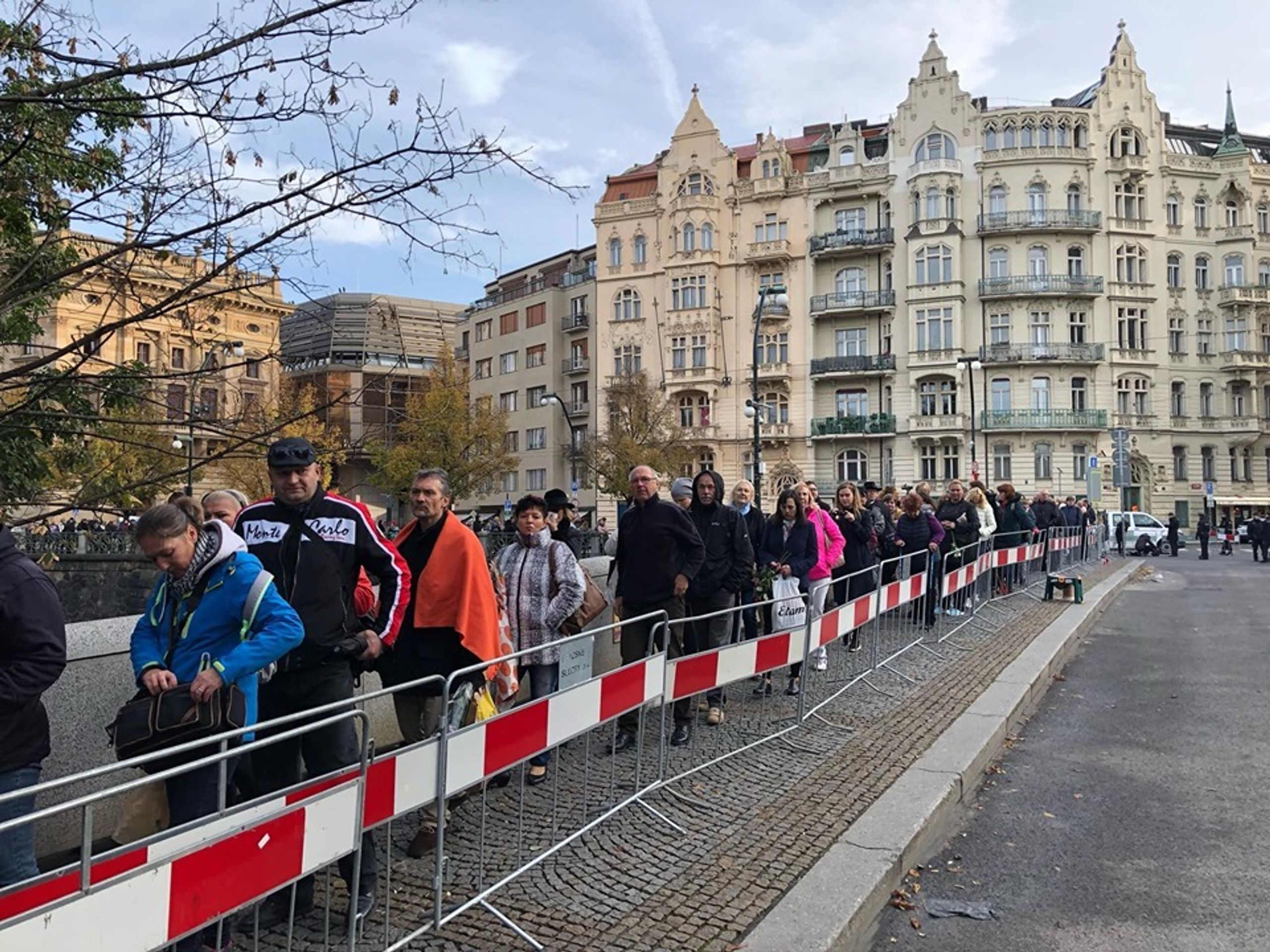 Lidé se loučí v Žofínském paláci s Karlem Gottem - 12 - GALERIE: Loučení s Karlem Gottem na Slovanském ostrově (28/39)
