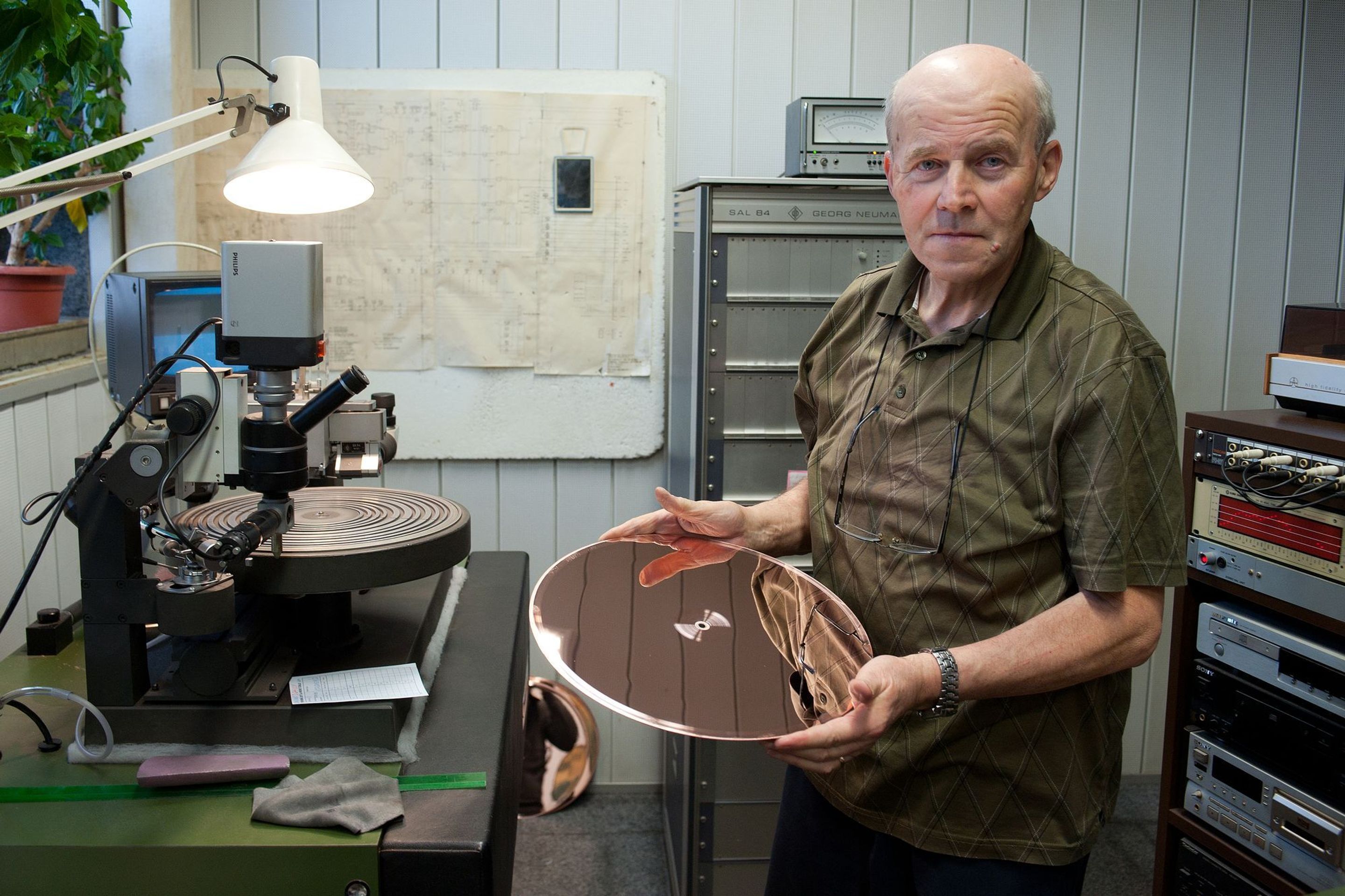 Na návštěvě v největší továrně na vinylové desky na světě - 6 - GALERIE: V Loděnici vyrábějí nejvíce gramofonových desek na světě (1/23)